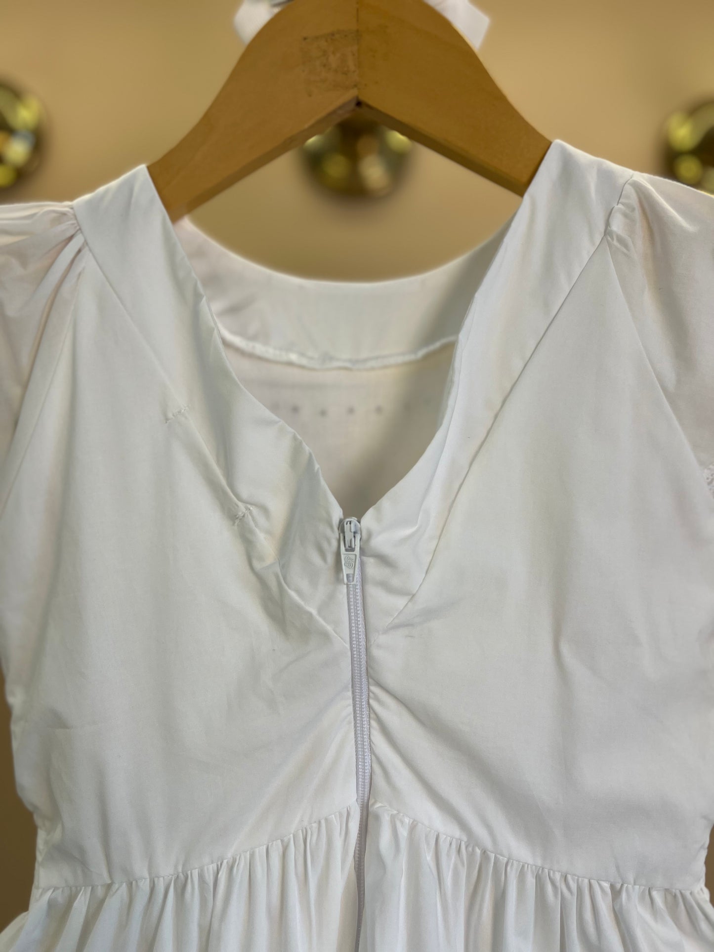 Vestido Infantil Algodão Branco Bordado Pérolas Laço Frontal - Petit Cherie