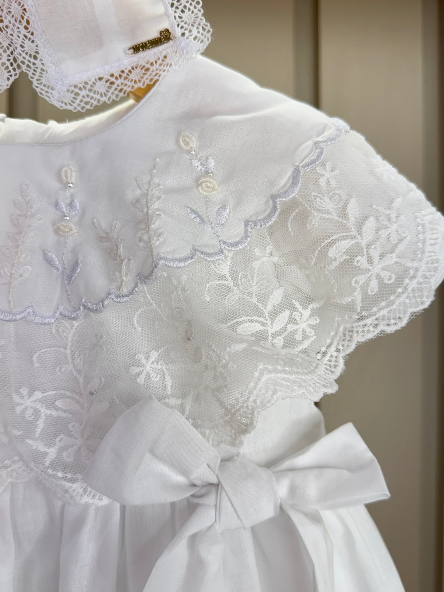 Vestido Bebê Algodão Gola Babados Bordada com Lacinhos Branco - Roana