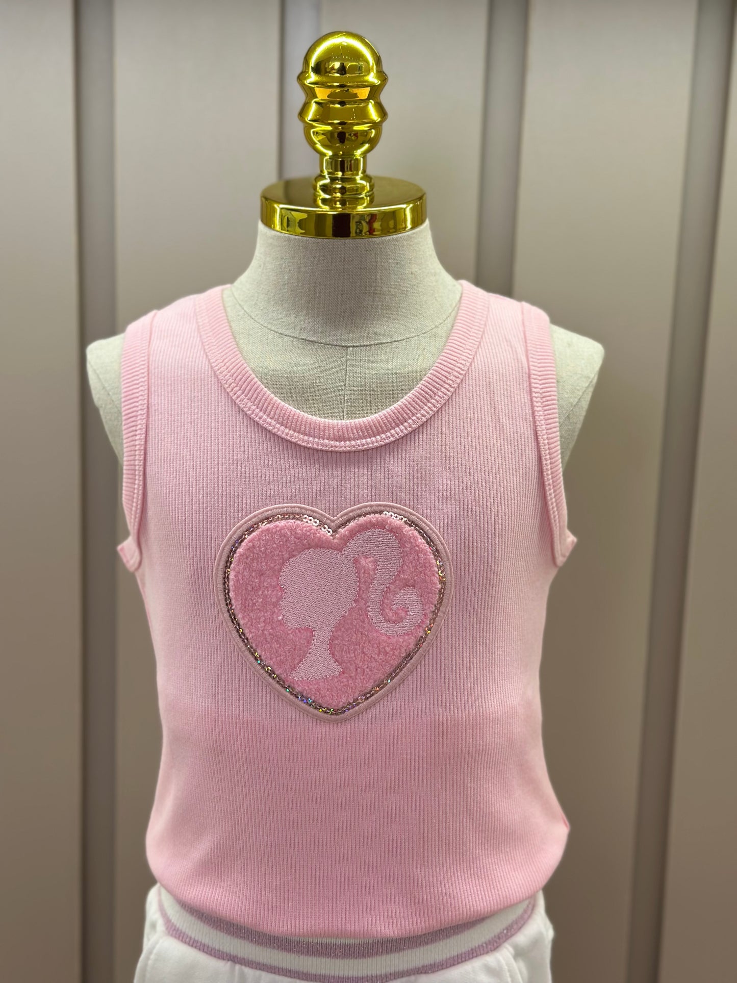 Conjunto Infantil Regata Patche Coração Barbie Rosa e Calça Moletom Jogging Patche Barbie Off White - Pituchinhus