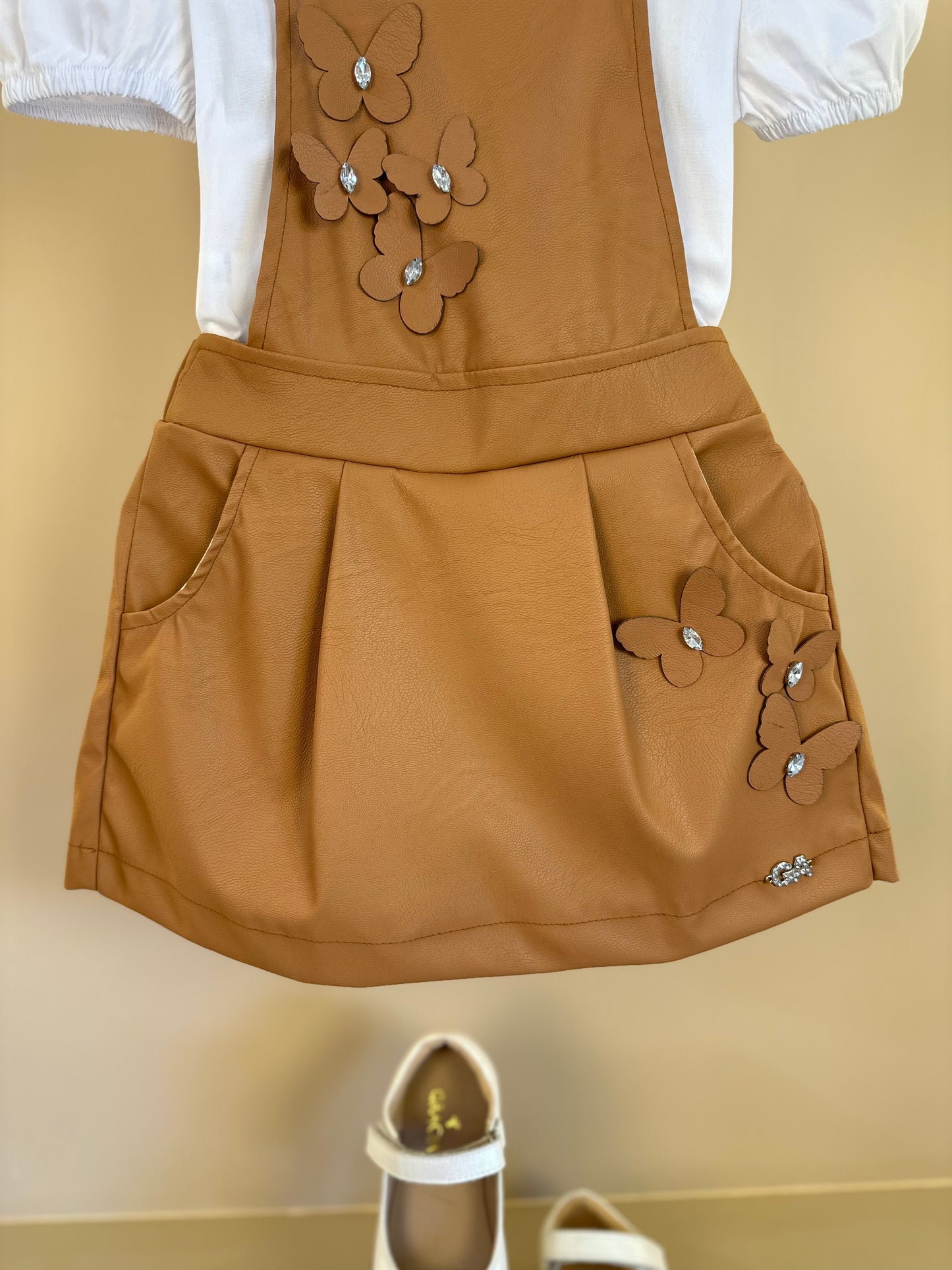 Jardineira Like Leather Borboletas Caramelo  - Gabriela Aquarela