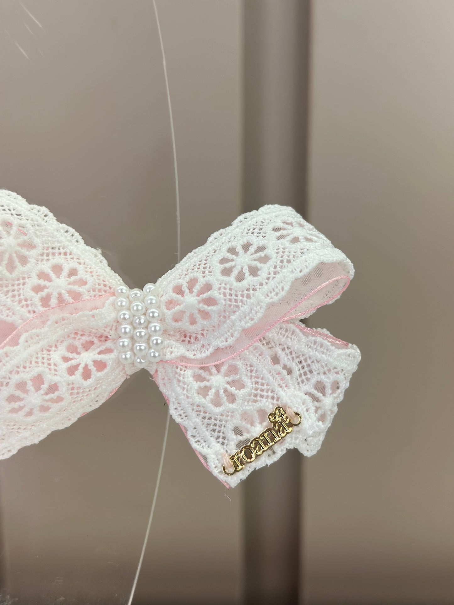 Laço Infantil em Renda e Organza com Pérolas Rosa - Roana