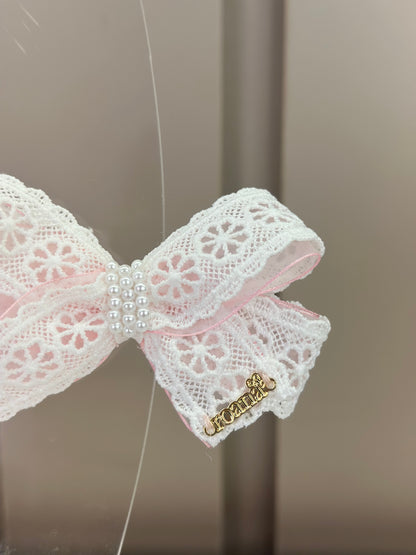 Laço Infantil em Renda e Organza com Pérolas Rosa - Roana