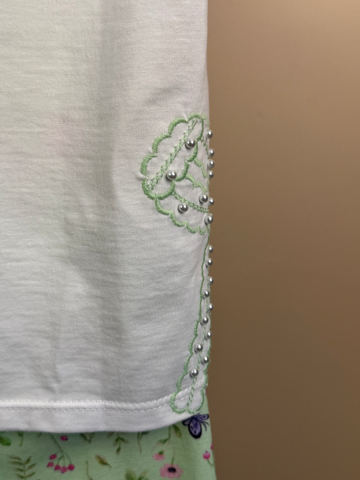 Conjunto Infantil Blusa Bordado Pérolas e Shorts Legging Verde Estampado - Petit Cherie