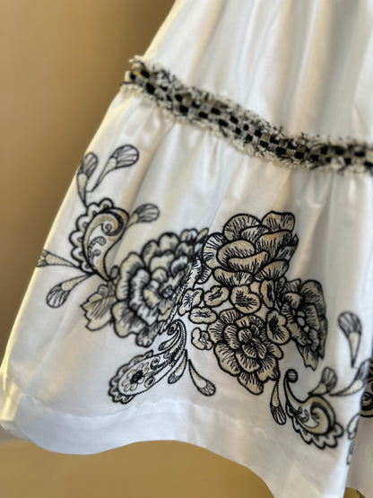 Conjunto Infantil Blusa Preta Detalhes Mangas e Saia Branca Flores - Animê