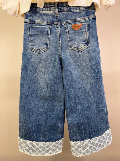 Conjunto Infantil Camisa Renda Bege e Calça Jeans Barra