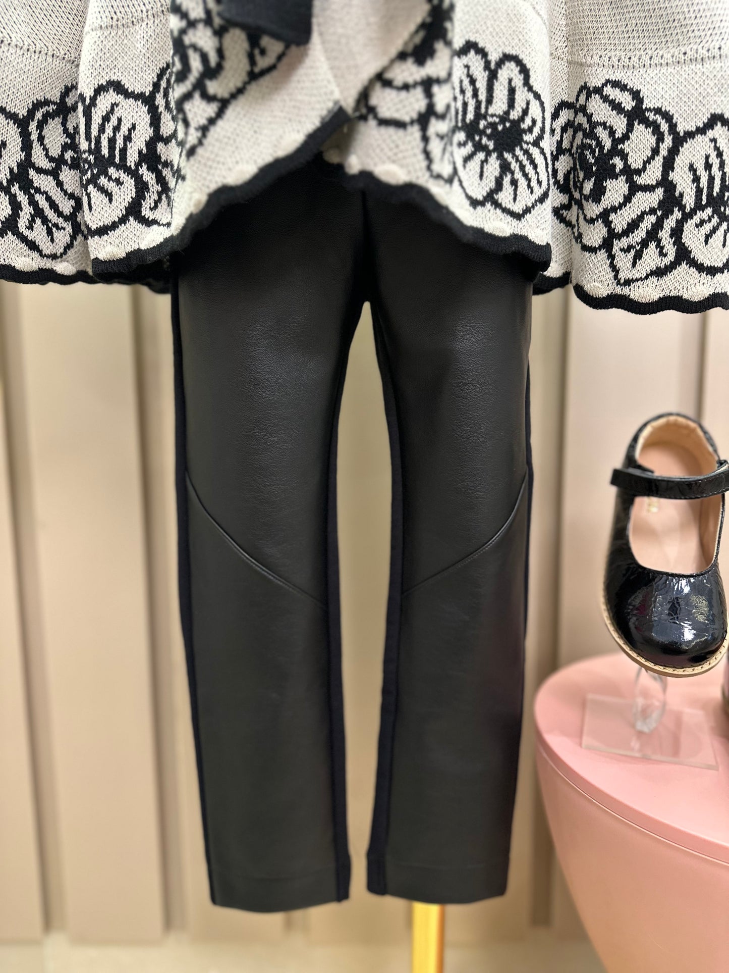 Conjunto Infantil Poncho Conceito Cru e Flores e Laço Preto e Calça Essentials Couro Tech Preta - Animê