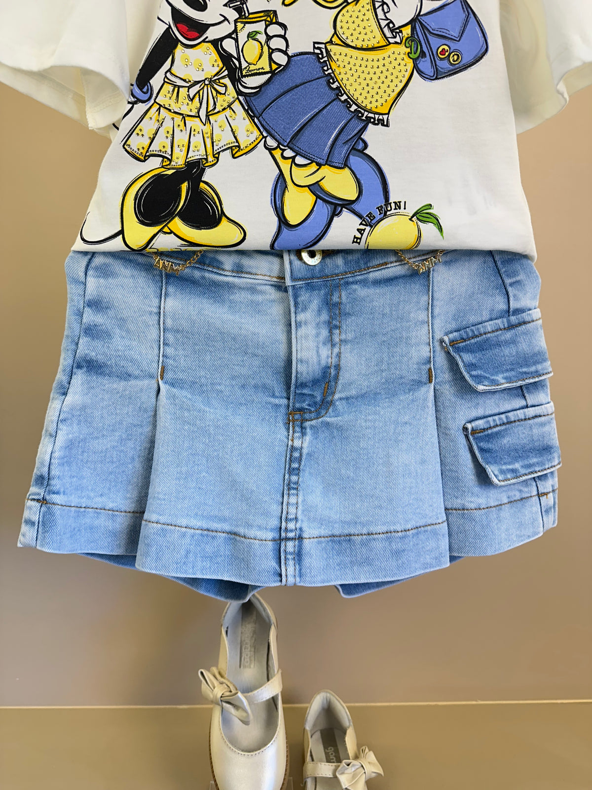 Conjunto Infantil Blusa Minnie e Daisy Limão e Shorts Saia Jeans