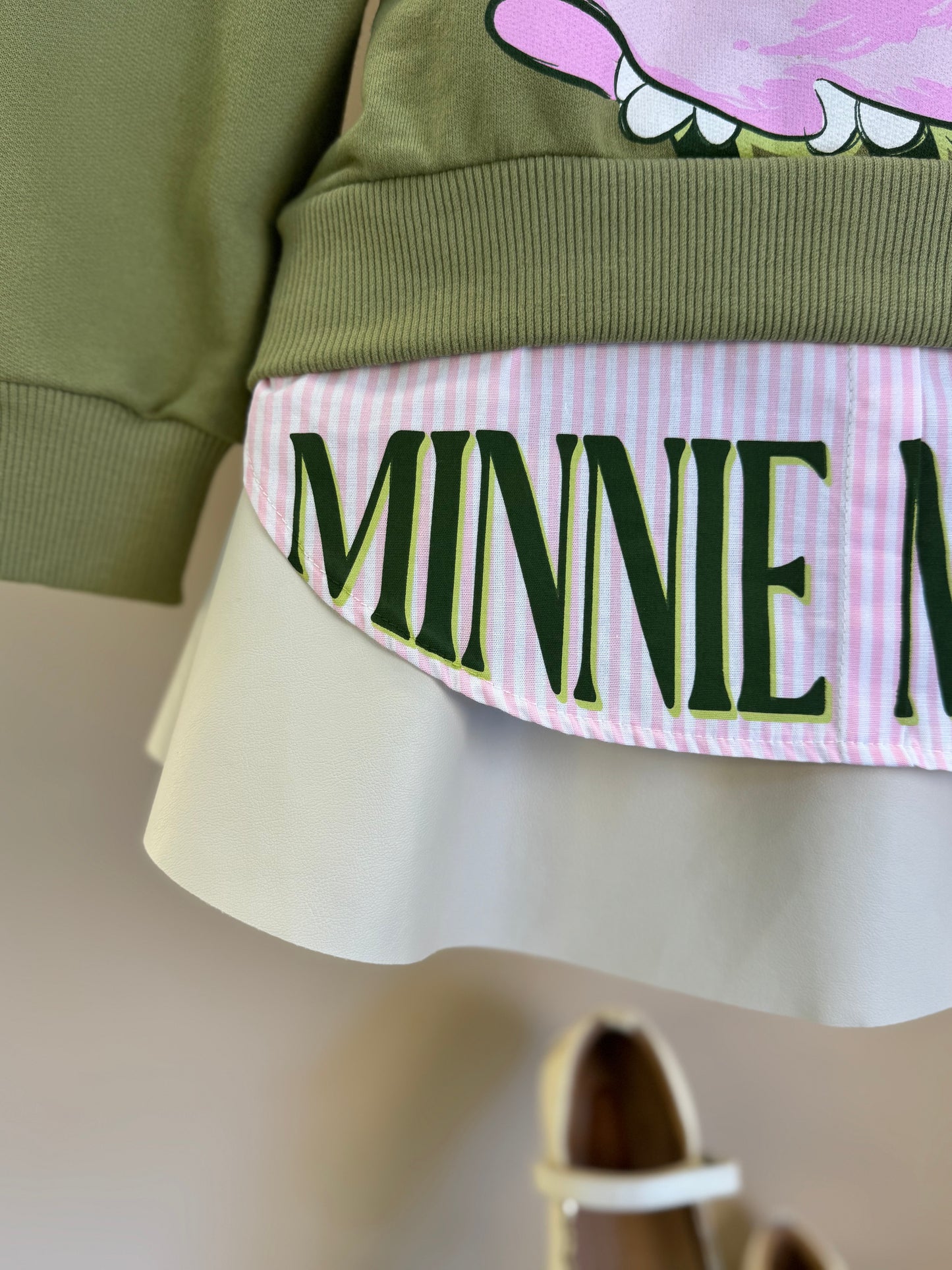 Conjunto Infantil Casaco Minnie Mouse Verde Forest e Saia Couro Tech Bege Vanilla - Animê
