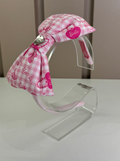 Tiara Infantil Laço Puffer  Pingente Barbie Rosa Xadrez- Pituchinhus