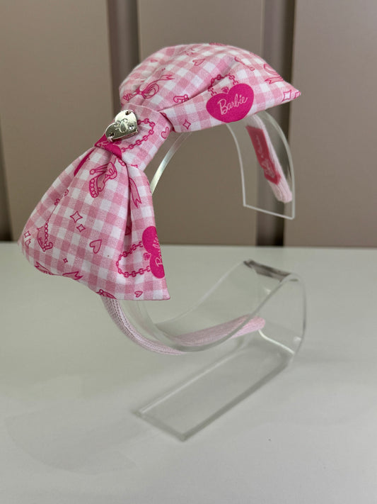 Tiara Infantil Laço Puffer  Pingente Barbie Rosa Xadrez- Pituchinhus
