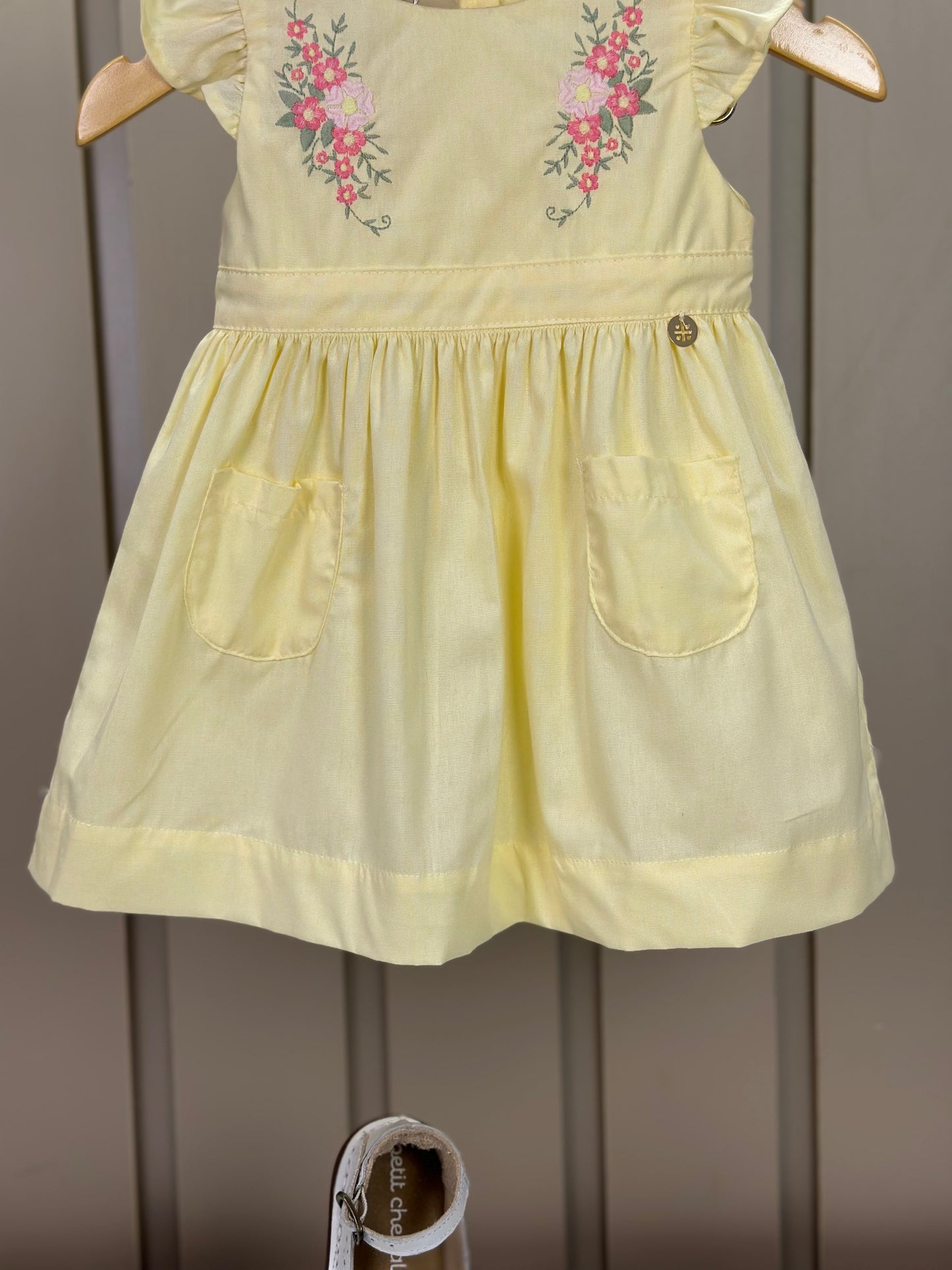 Vestido Bebê Algodão Rodado Bolsos e Bordado Floral Amarelo Claro - Um Mais Um
