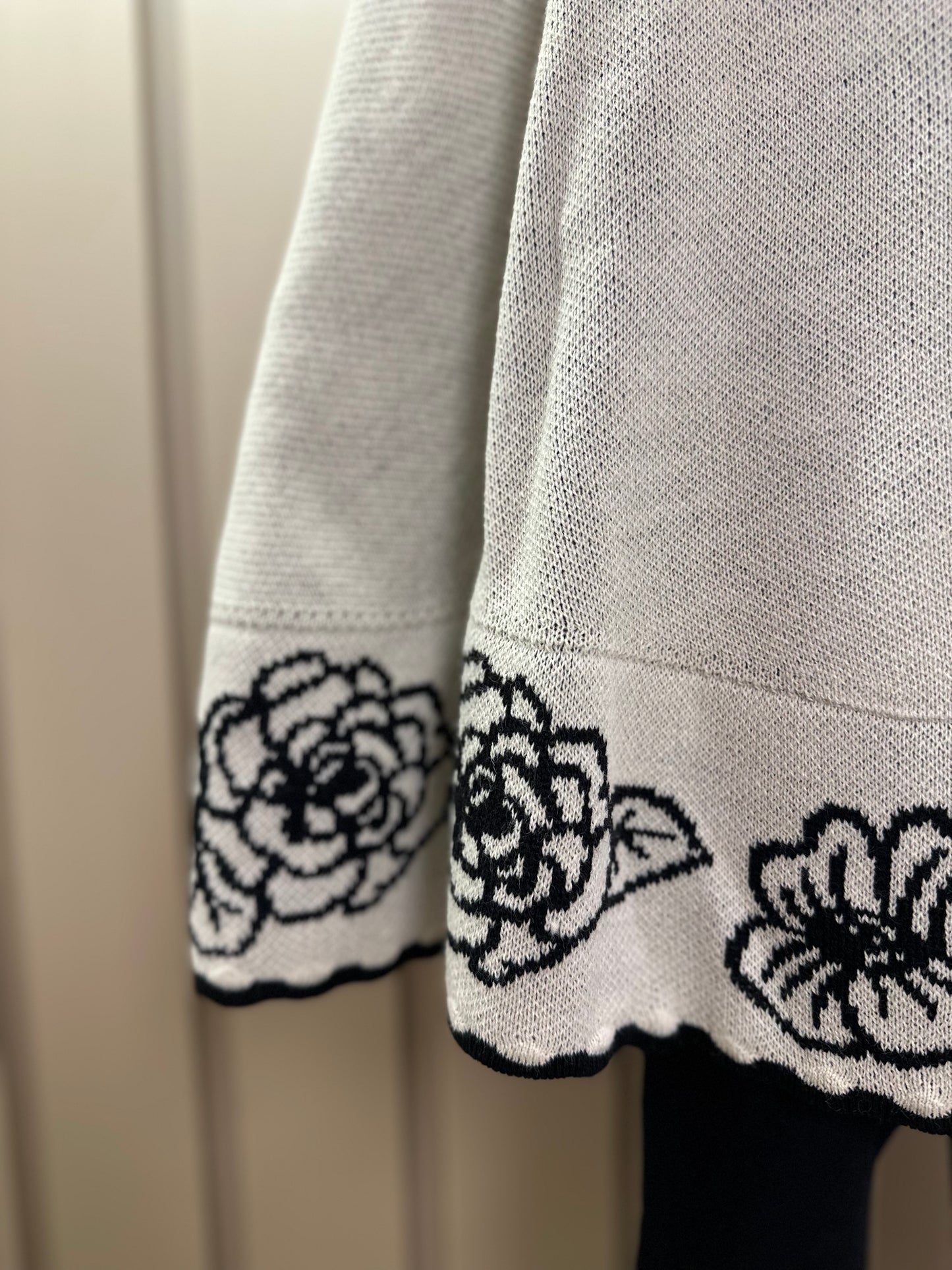 Conjunto Infantil Poncho Conceito Cru e Flores e Laço Preto e Calça Essentials Couro Tech Preta - Animê