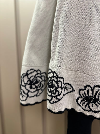 Conjunto Infantil Poncho Conceito Cru e Flores e Laço Preto e Calça Essentials Couro Tech Preta - Animê