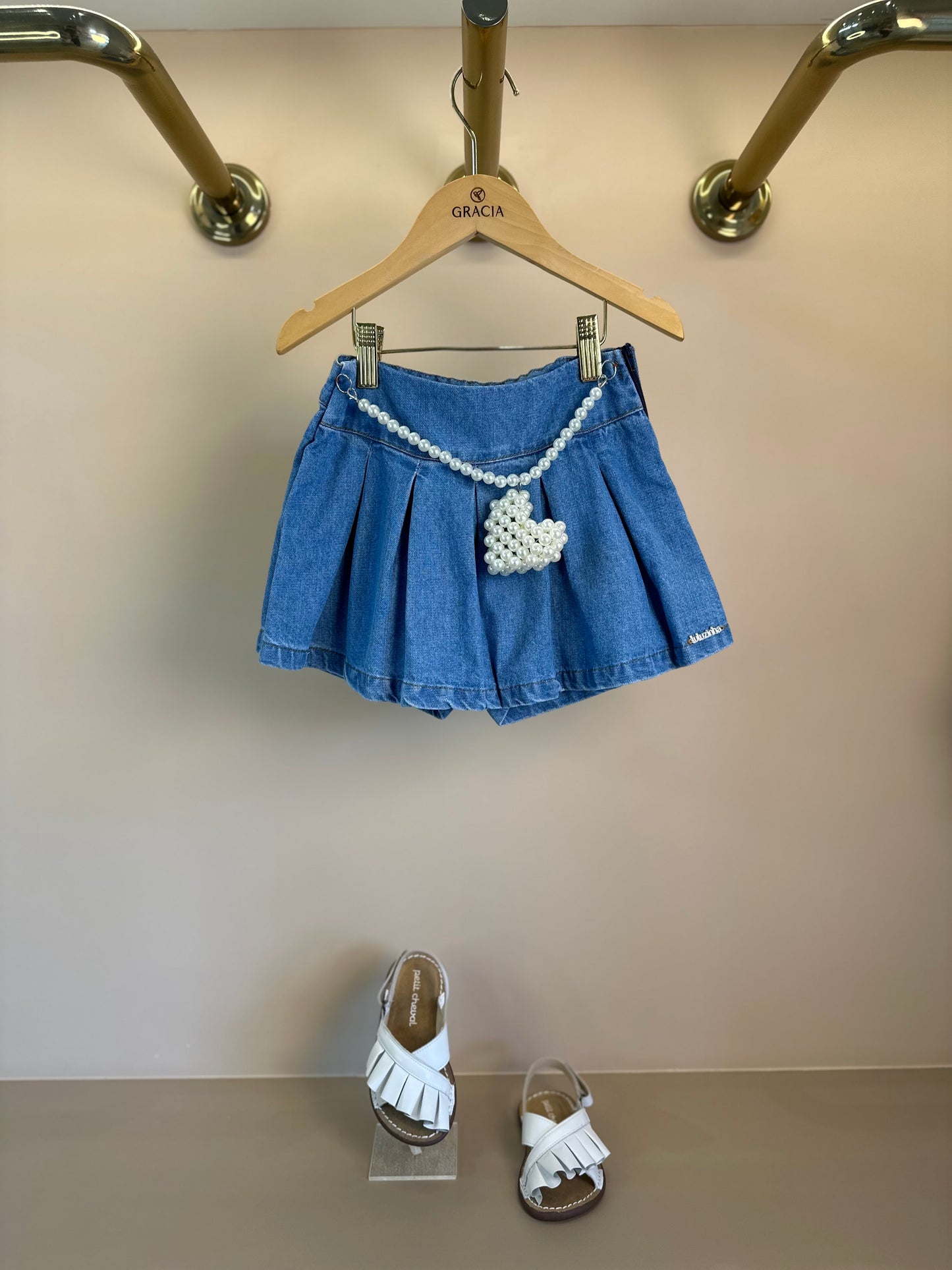 Shorts-saia Jeans com Pregas Cinto Pérolas e Coração - Luluzinha