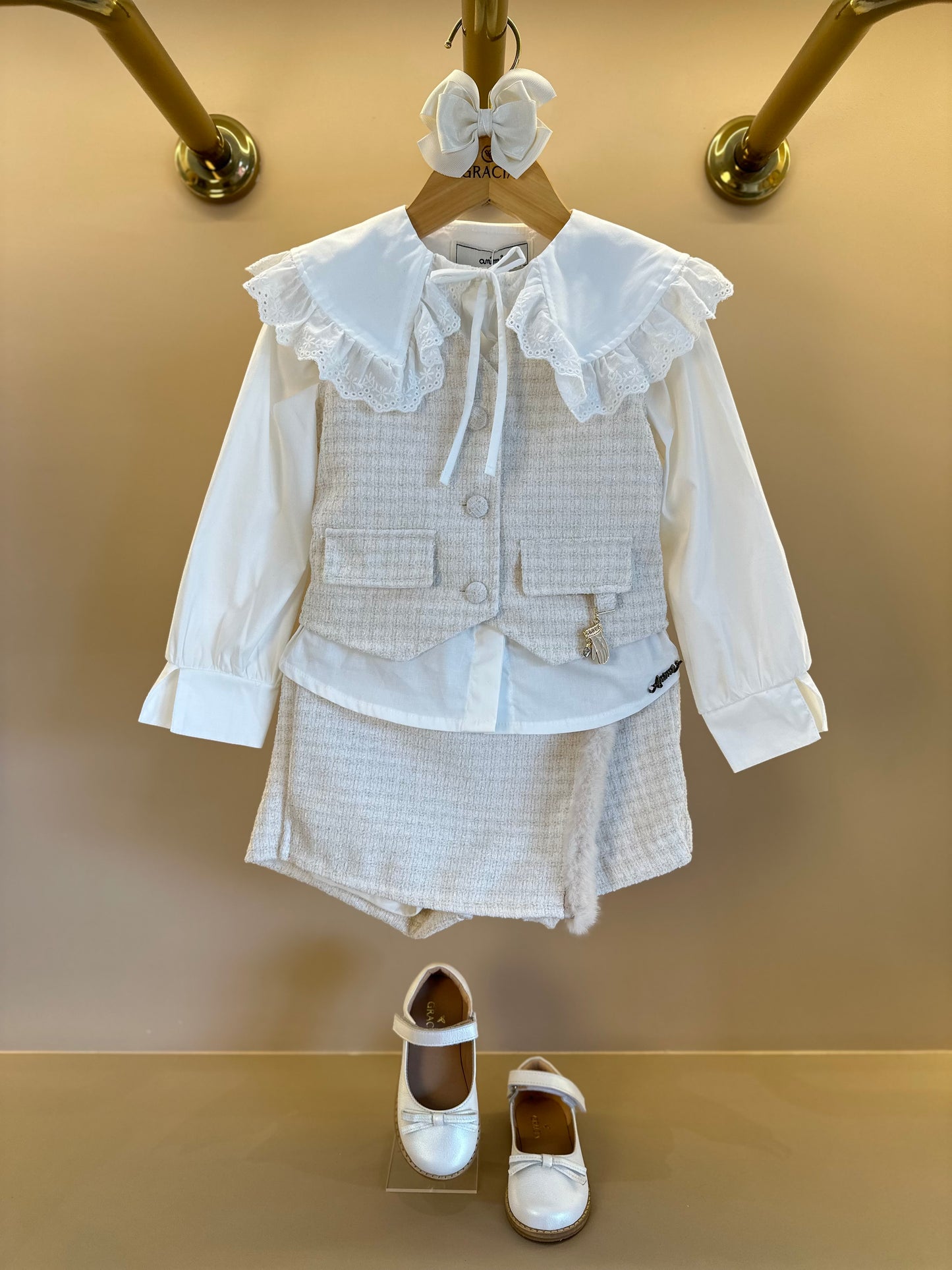 Conjunto Infantil Camisa Gola com Babado, Colete e Shorts Tweed Off White - Animê
