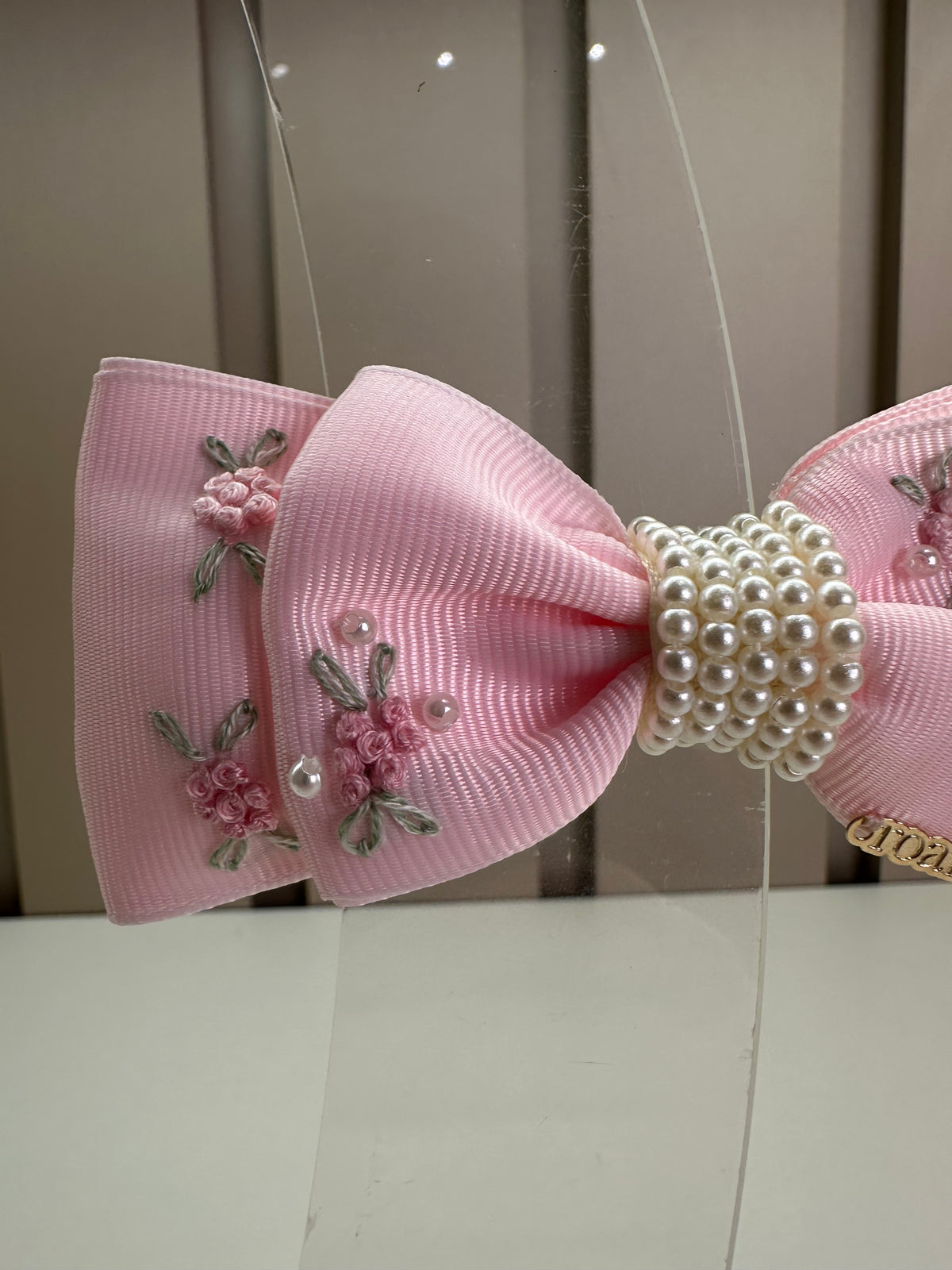 Presilha Infantil Laço Rosa Bordado Flores e Miolo Pérolas- Roana