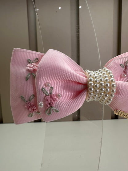 Presilha Infantil Laço Rosa Bordado Flores e Miolo Pérolas- Roana