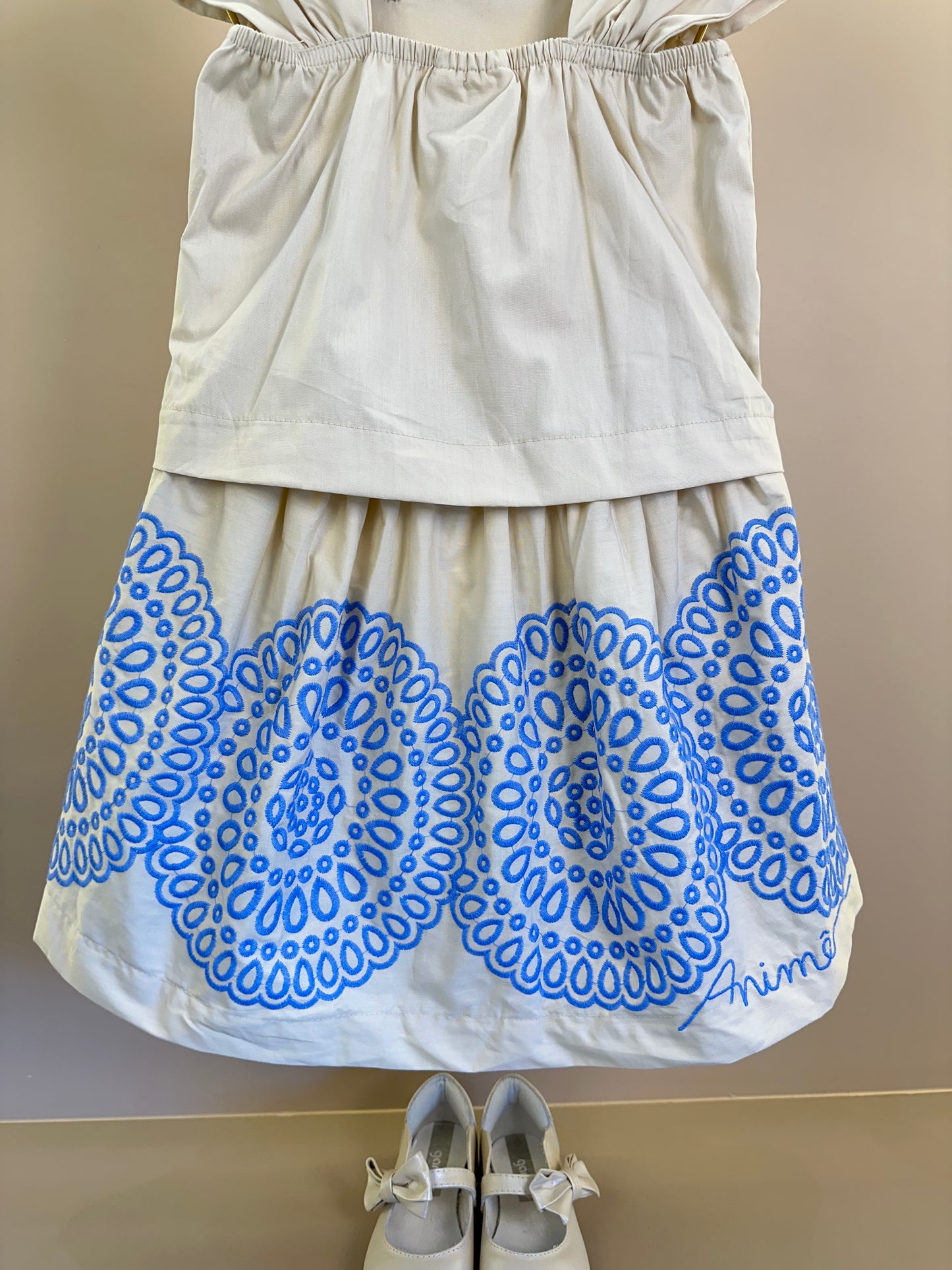 Conjunto Infantil Off White Bata Mangas Bufantes e Saia Detalhes Azul - Animê
