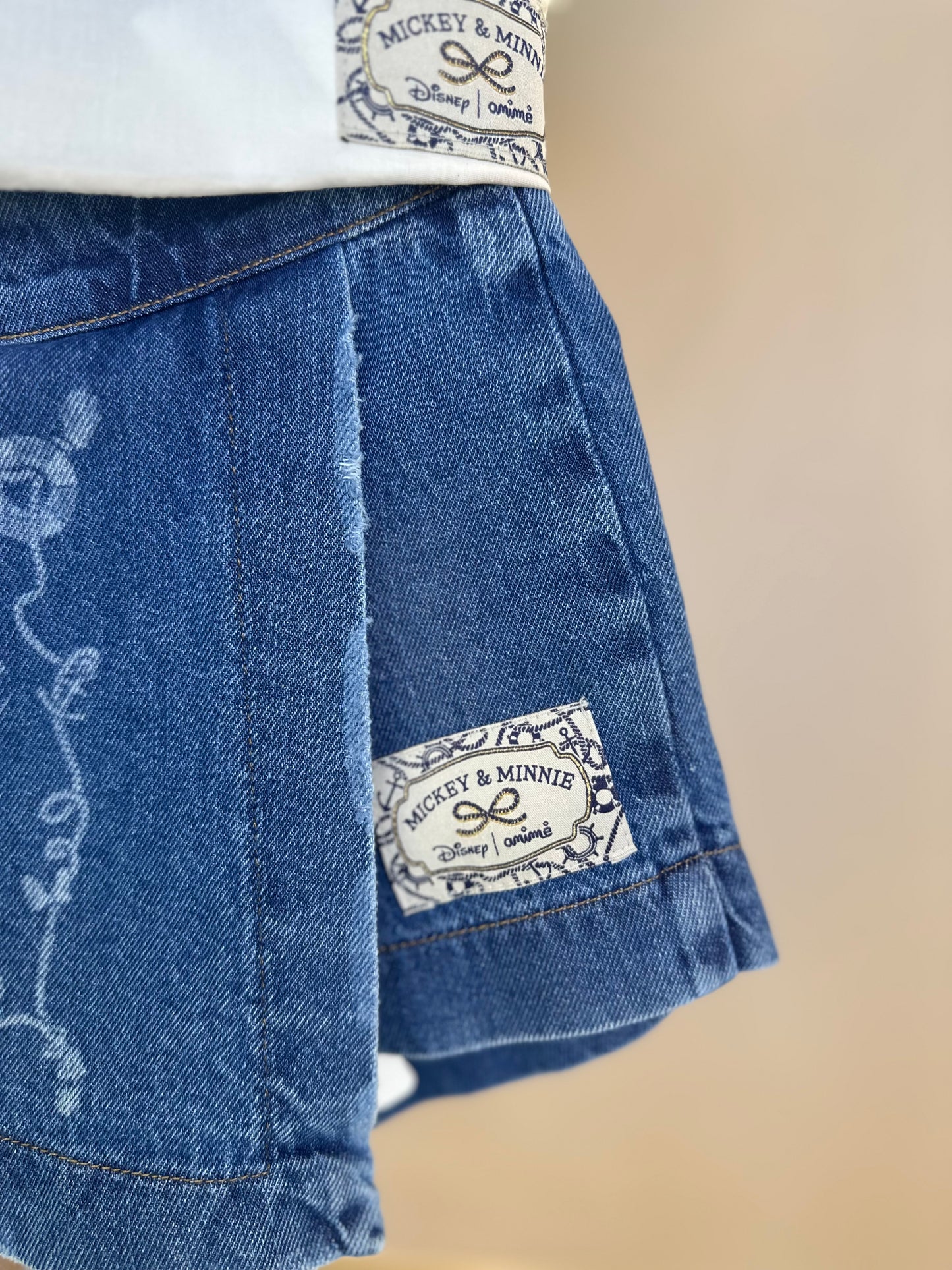 Conjunto Infantil Camisa Mangas Amplas e Laço nas costas e Shorts-saia Jeans Infantil Mickey & Minnie - Animê