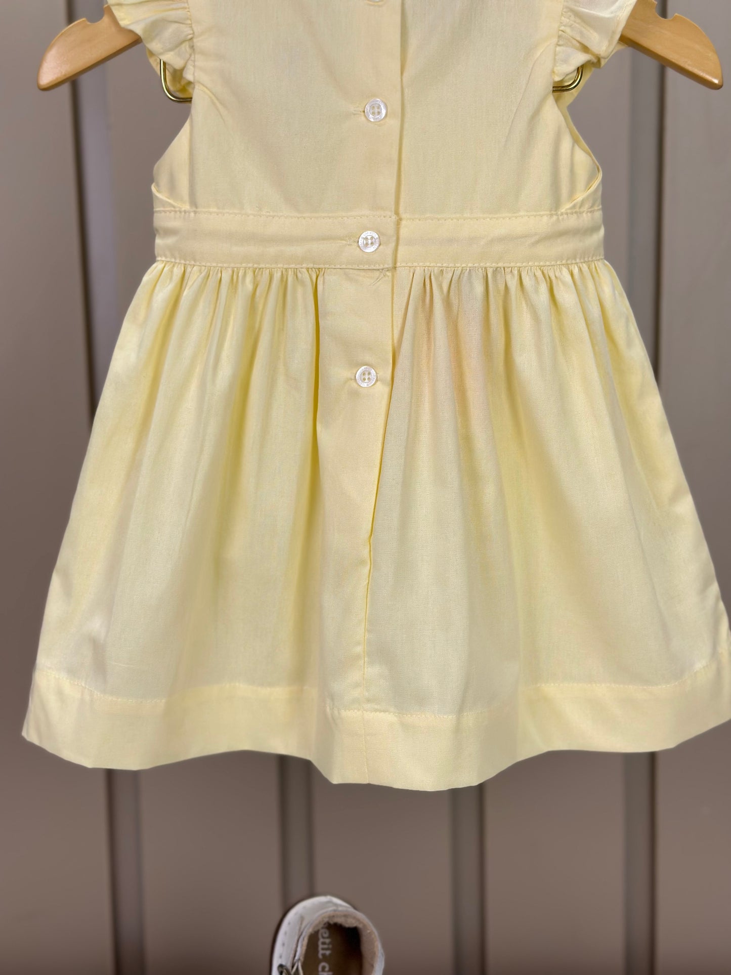 Vestido Bebê Algodão Rodado Bolsos e Bordado Floral Amarelo Claro - Um Mais Um