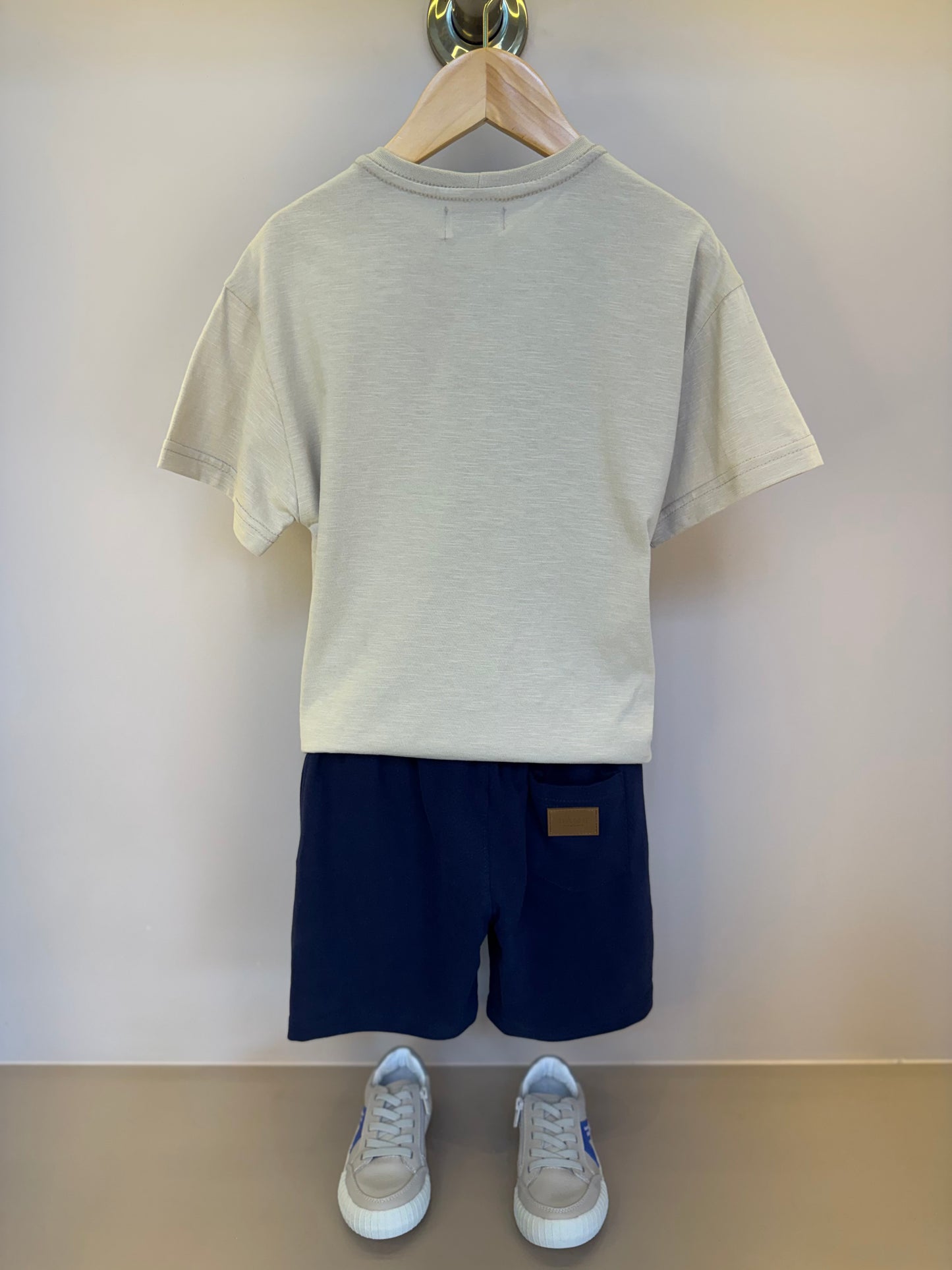 Conjunto Infantil Camiseta Teddy Hoodie Bege e Bermuda Moletom Elastano Elástico Listrado - Dame
