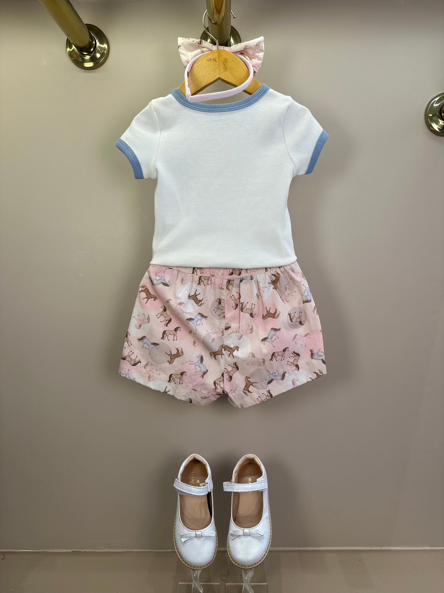 Conjunto Infantil Blusa Rib Good Luck Bordada e Shorts Rosa Estampa Cavalinhos - Pituchinhus