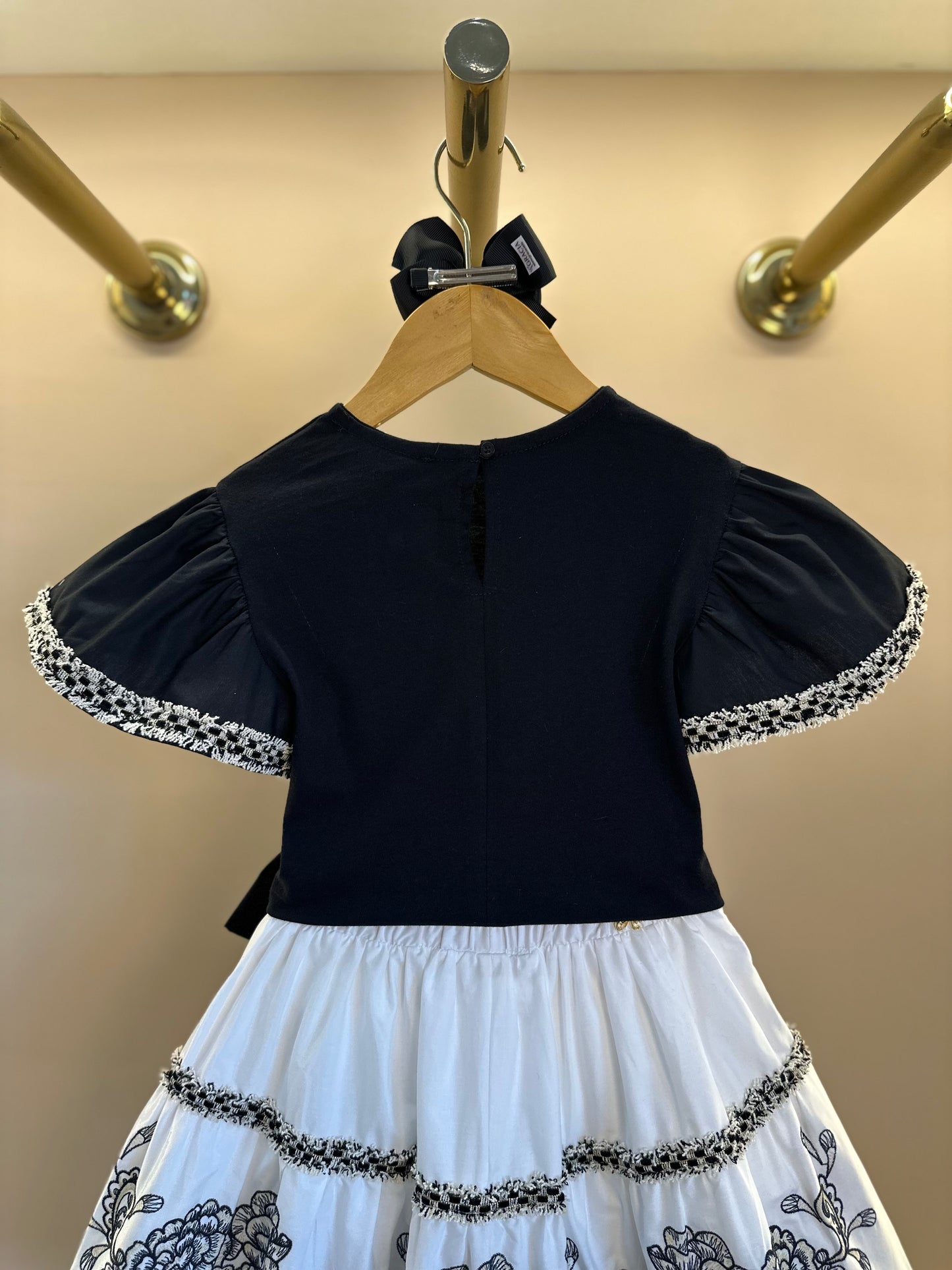 Conjunto Infantil Blusa Preta Detalhes Mangas e Saia Branca Flores - Animê