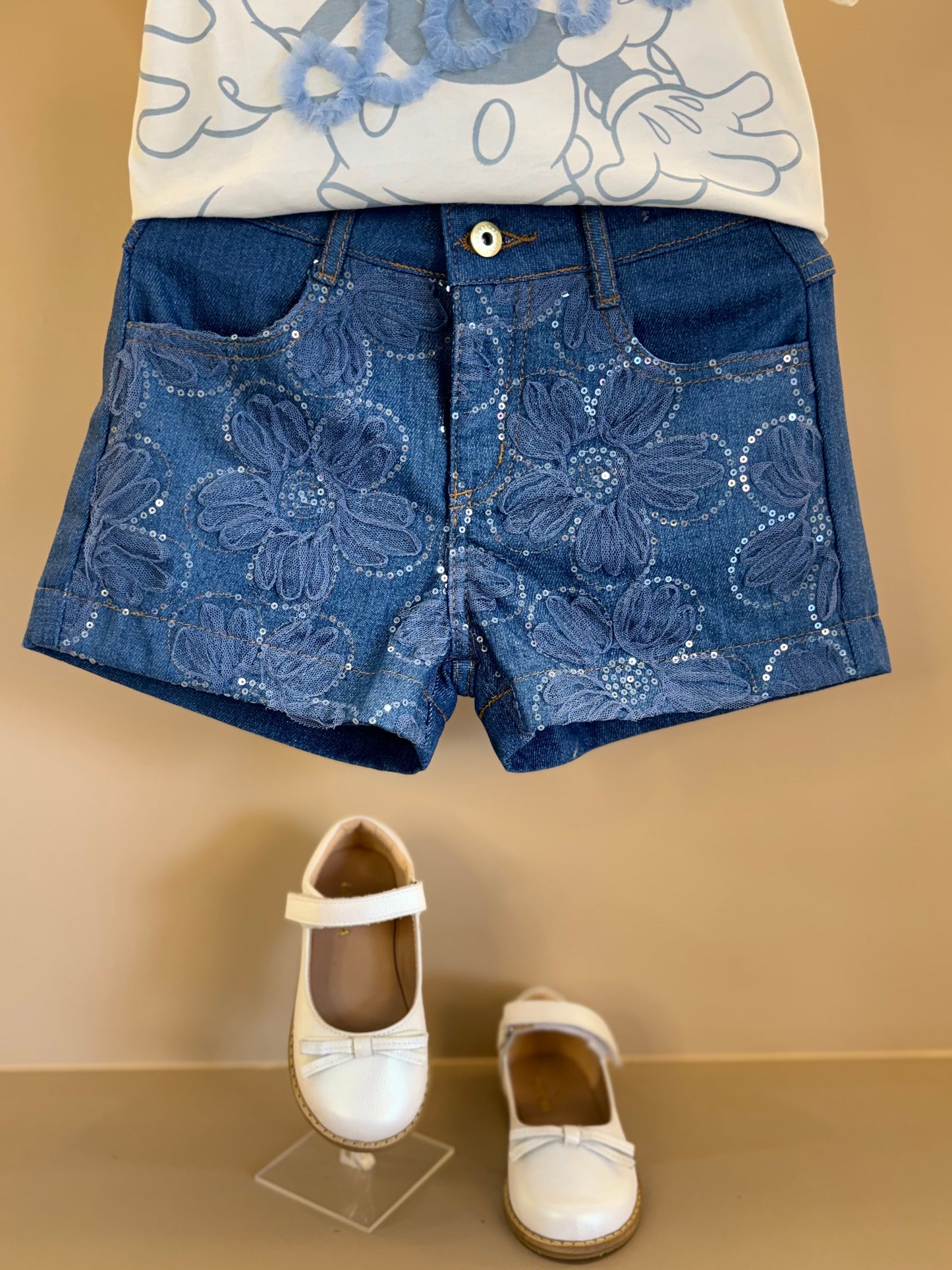 Conjunto Infantil Blusa Minnie Love e Shorts Jeans Bordada Tule Flores - Animê