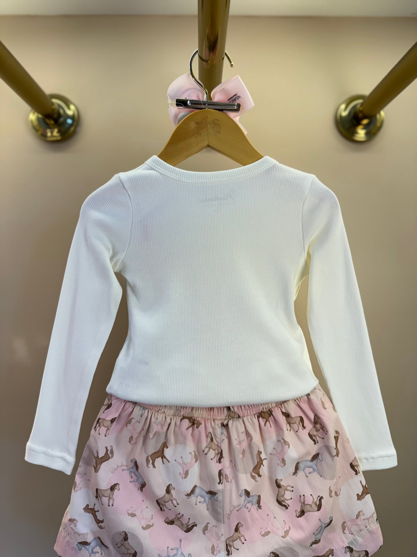 Conjunto Infantil Blusa Rib Moldura Cavalinho Cristal Off White e Shorts Cavalinhos Rosa - Pituchinhus
