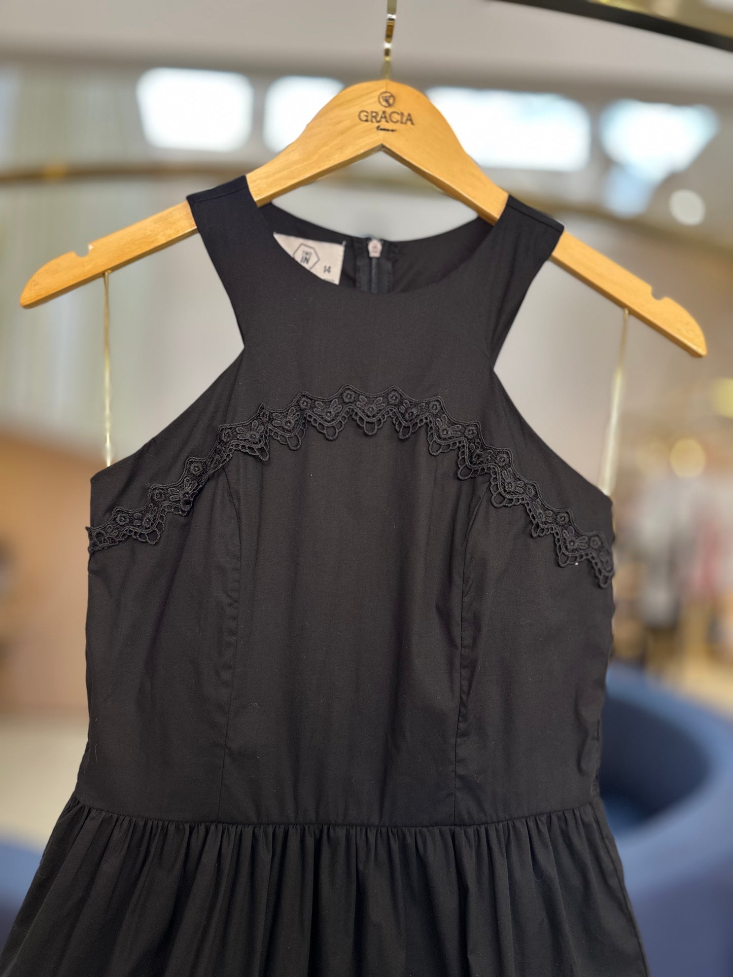 Vestido Teen Recortes com Guipir Preto - Two In