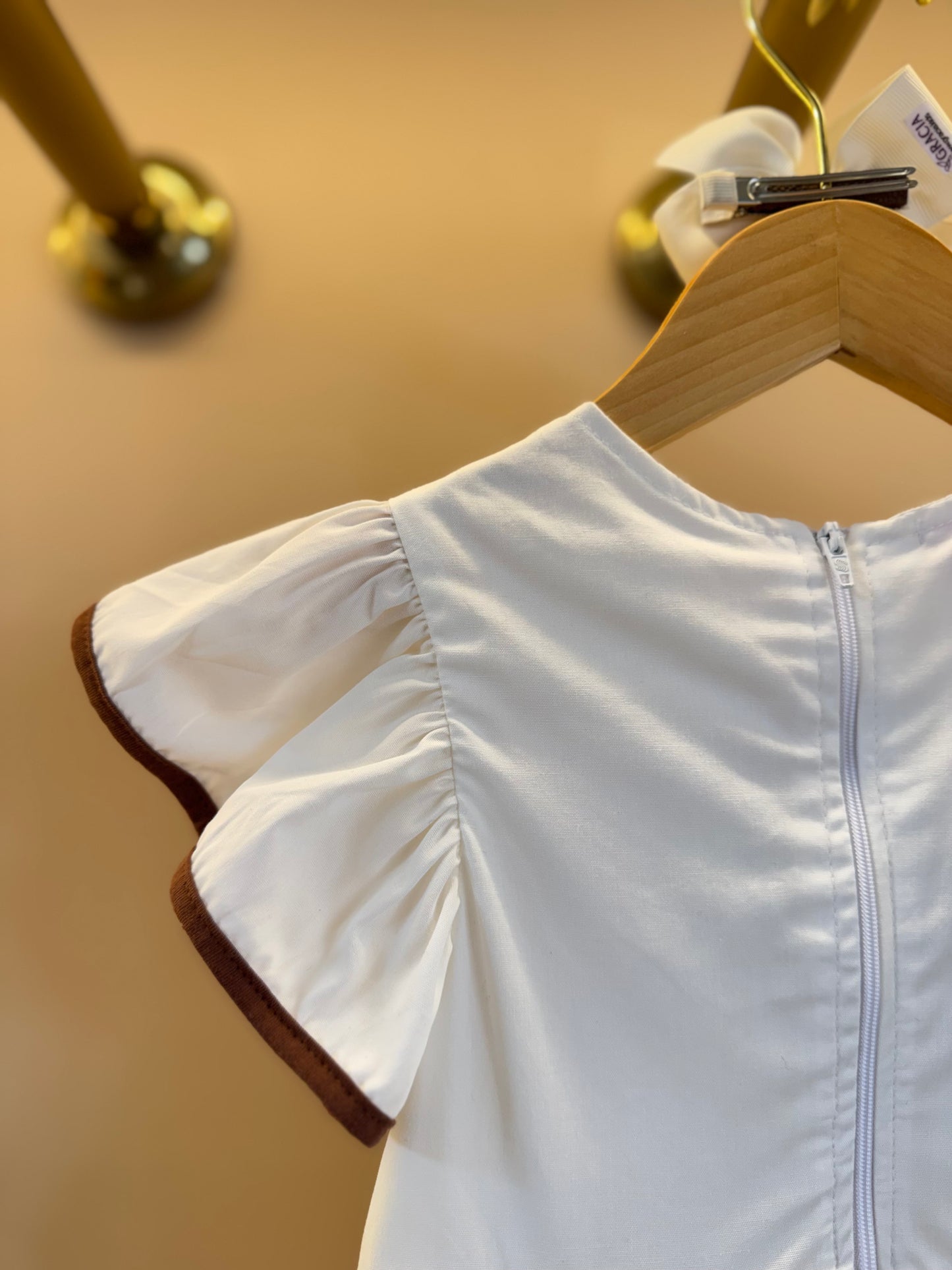 Vestido Infantil Rodado Tricoline Branco com Laço Marrom - Luluzinha