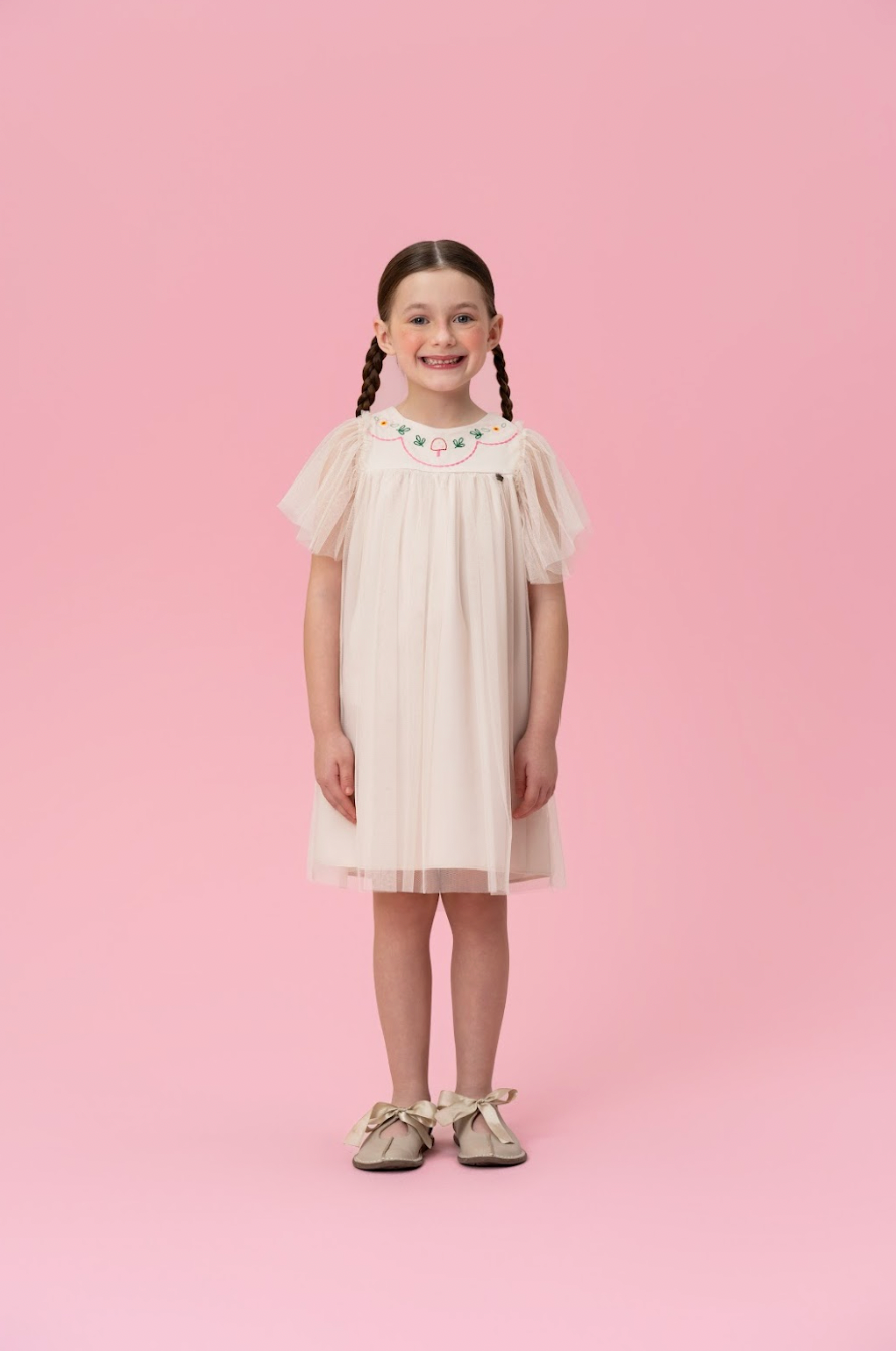 Vestido Infntil Tule Amplo Bordadinhos Gola Bege - Mon Sucré