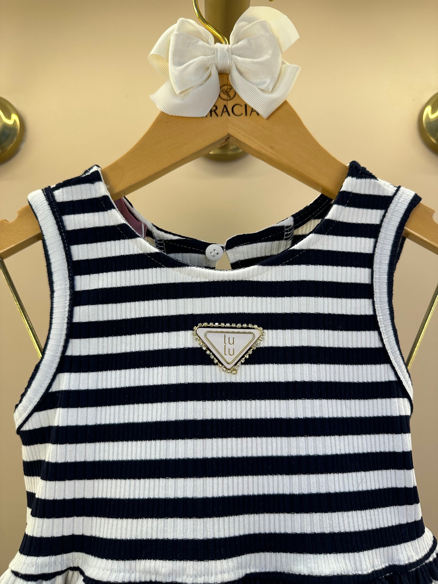 Conjunto Infantil Blusa Malha Listrada Com Amarração Nas Costas e Shorts Com Babadinho- Luluzinha