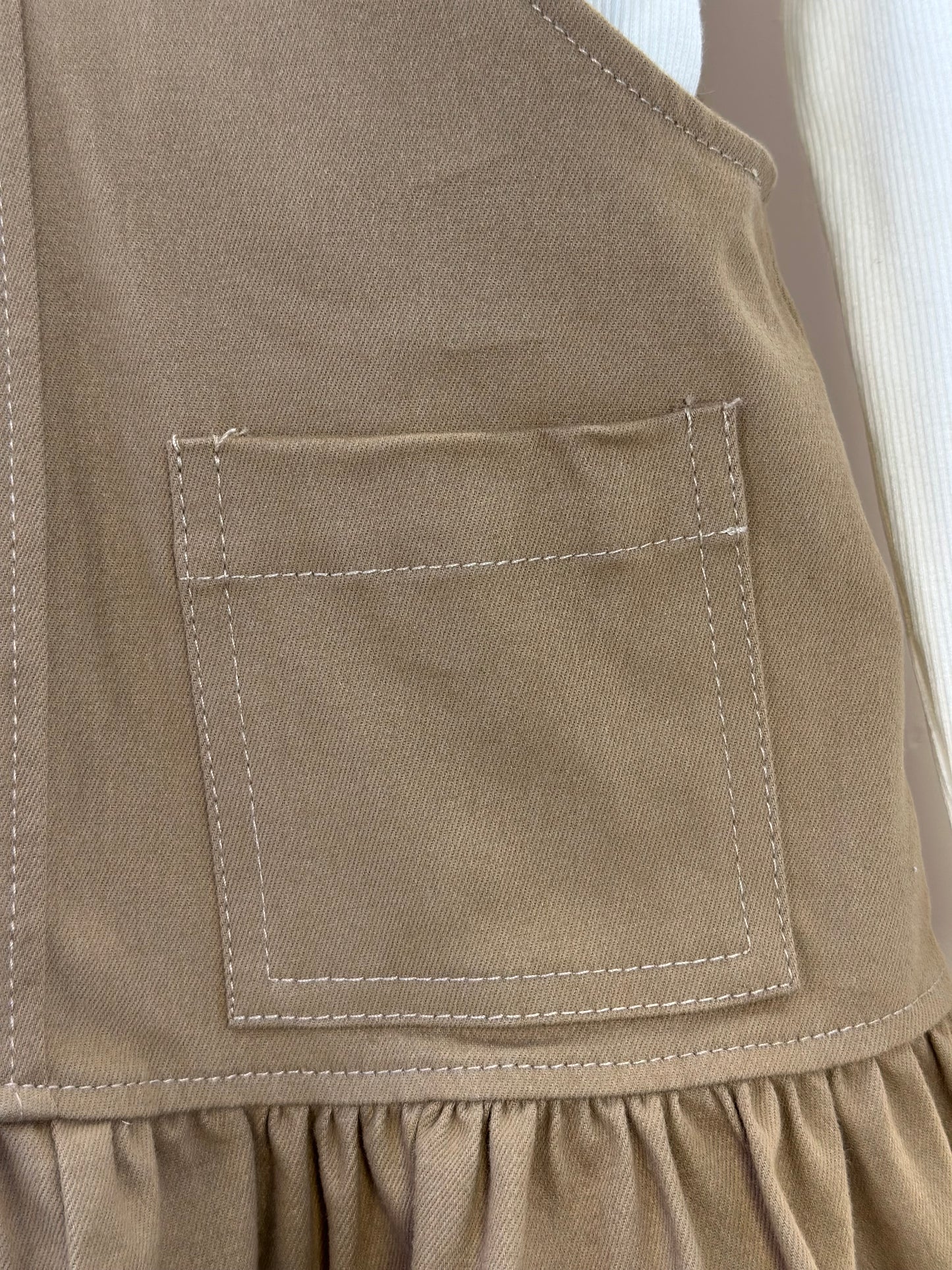 Jardineira Infantil  Sarja Ursinha Pelúcia Bege Escuro com Blusa ML Bordados Pérolas e Cristais  - Pituchinhus