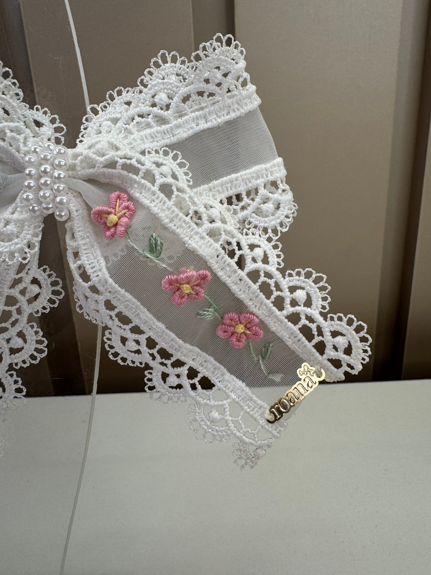 Laço Infantil Transversal Bordado Flores Miolo Pérolas Branco - Roana