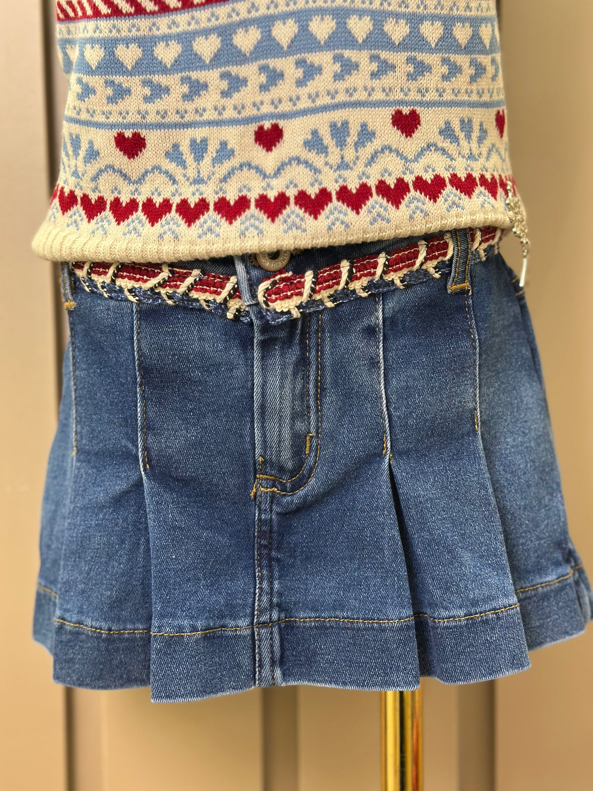 Conjunto Infantil Conceito Colete Tricot Corações e Shorts-saia Jeans Cós Bordado - Animê