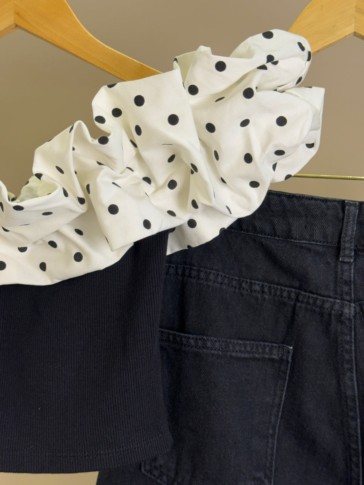 Conjunto Teen Blusa Cropped Ombro a Ombro com Babado Poá e Calça Jeans Cargo Preta – Authoria