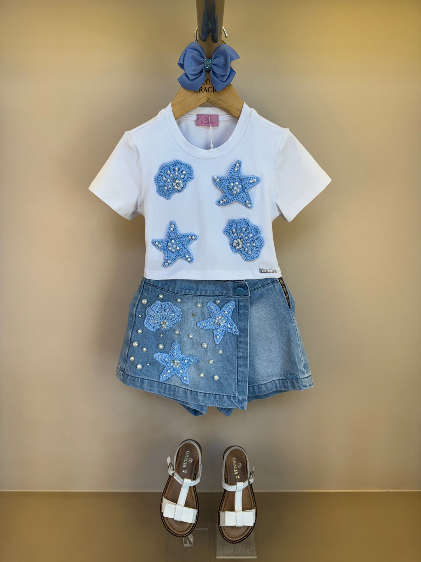 Conjunto Infantil Blusa Algodão Conchas e Shorts-saia Jeans Bordados e Crochê Estrelas do Mar - Luluzinha