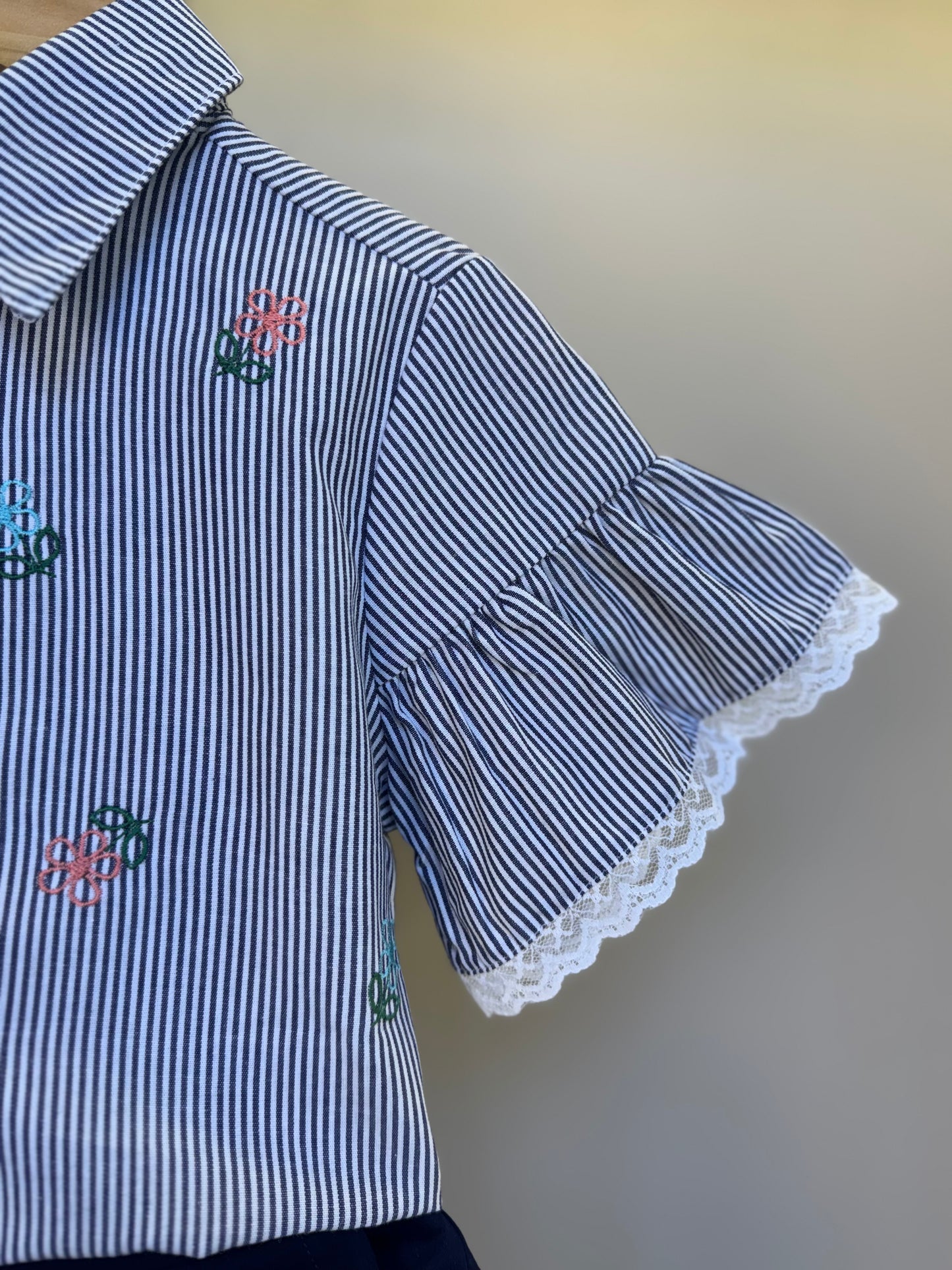 Conjunto Infantil Camisa Listrada Bordada e Shorts Sarja Marinho - Um Mais Um