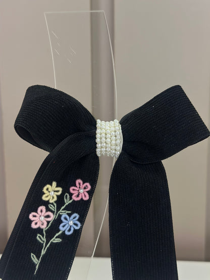 Laço Infantil  Veludo com Bordado Floral e Pérolas Preto - Roana