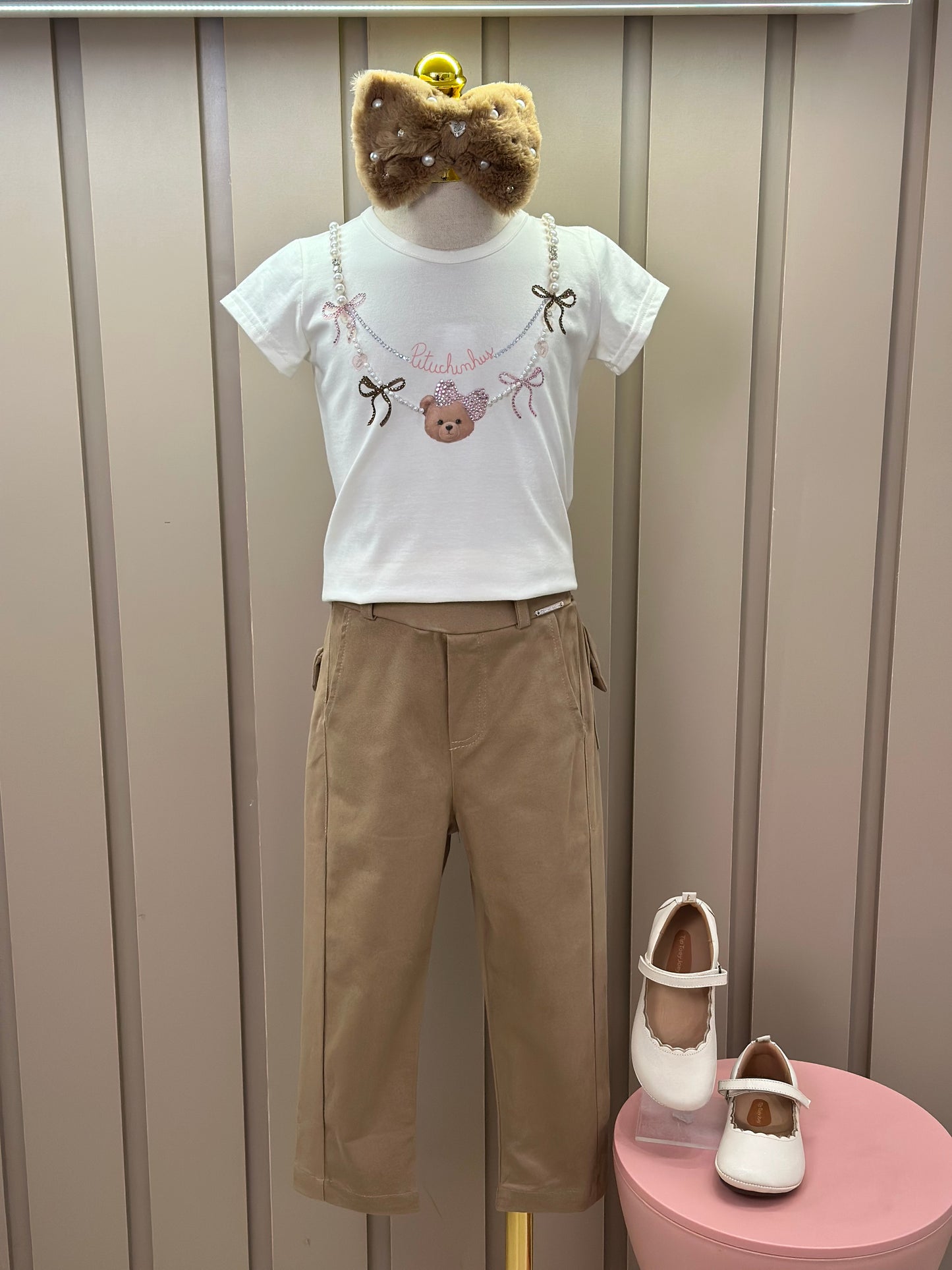 Conjunto Infantil Blusa Algodão Cotton Ursinha Colar Bordado e Calça Sarja Bolsos Laço Bege Escuro - Pituchinhus
