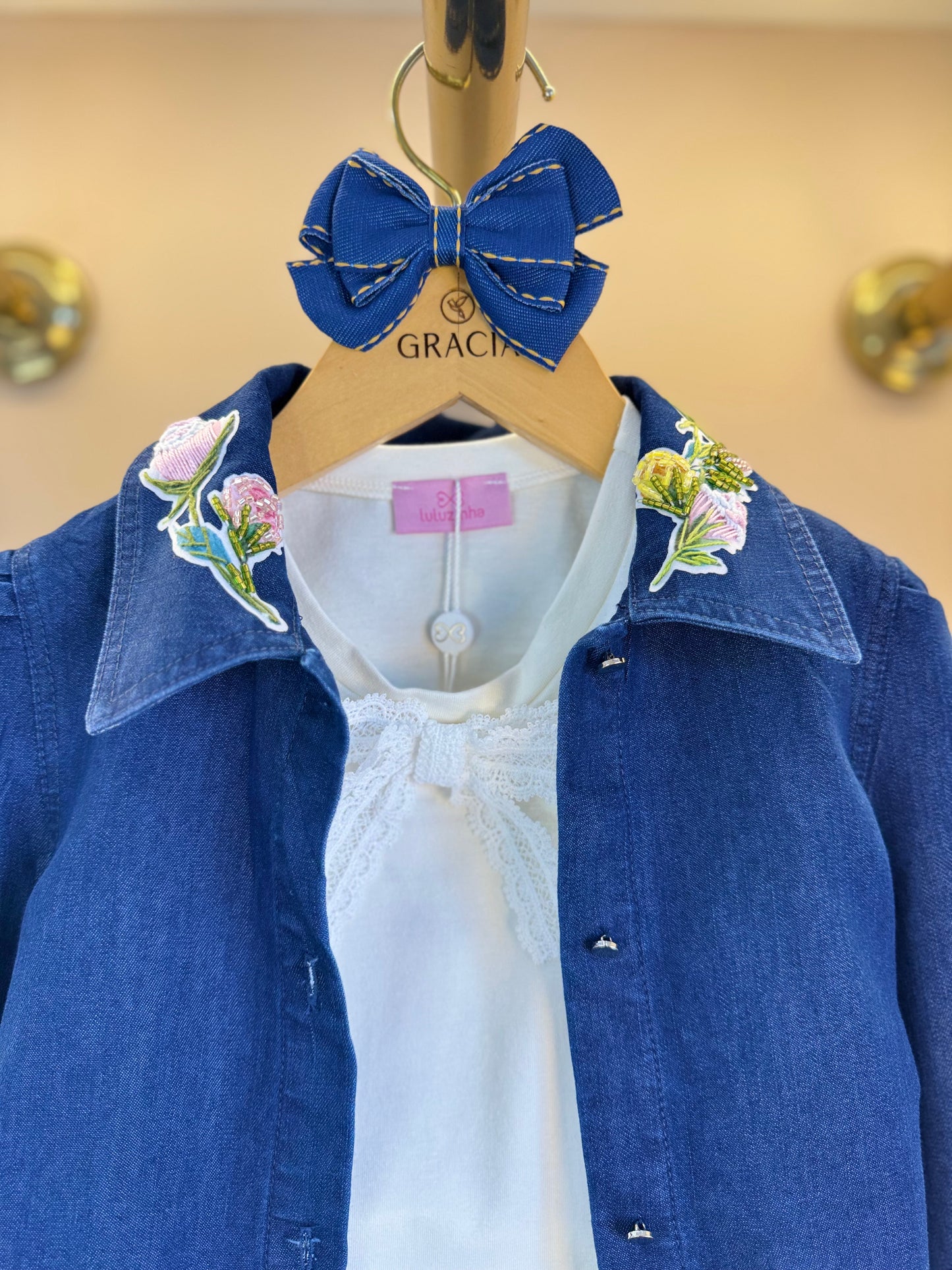Conjunto Infantil Trio Blusa Gola Laise Removível, Camisa Jeans Leve ML Gola Bordada e Shorts-Saia Jeans Bordada Flores - Luluzinha
