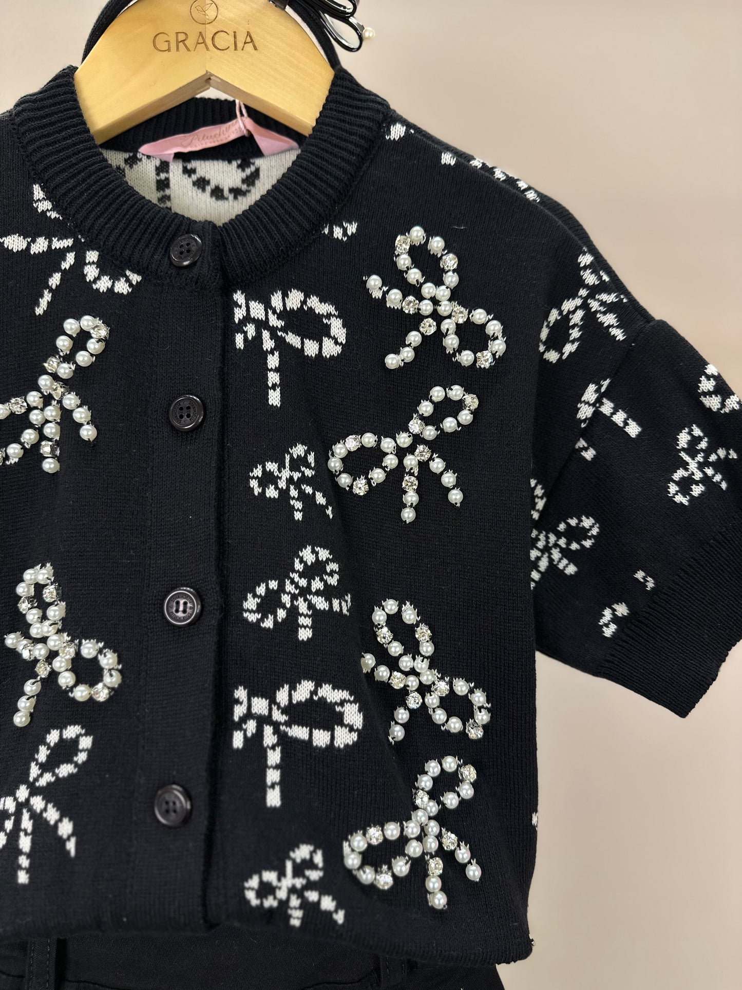 Conjunto Infantil Casaco Tricot Lacinhos Bordados Pérolas e Cristais e Calça Sarja Reta Laços Bordados Bolsos Preta - Pi