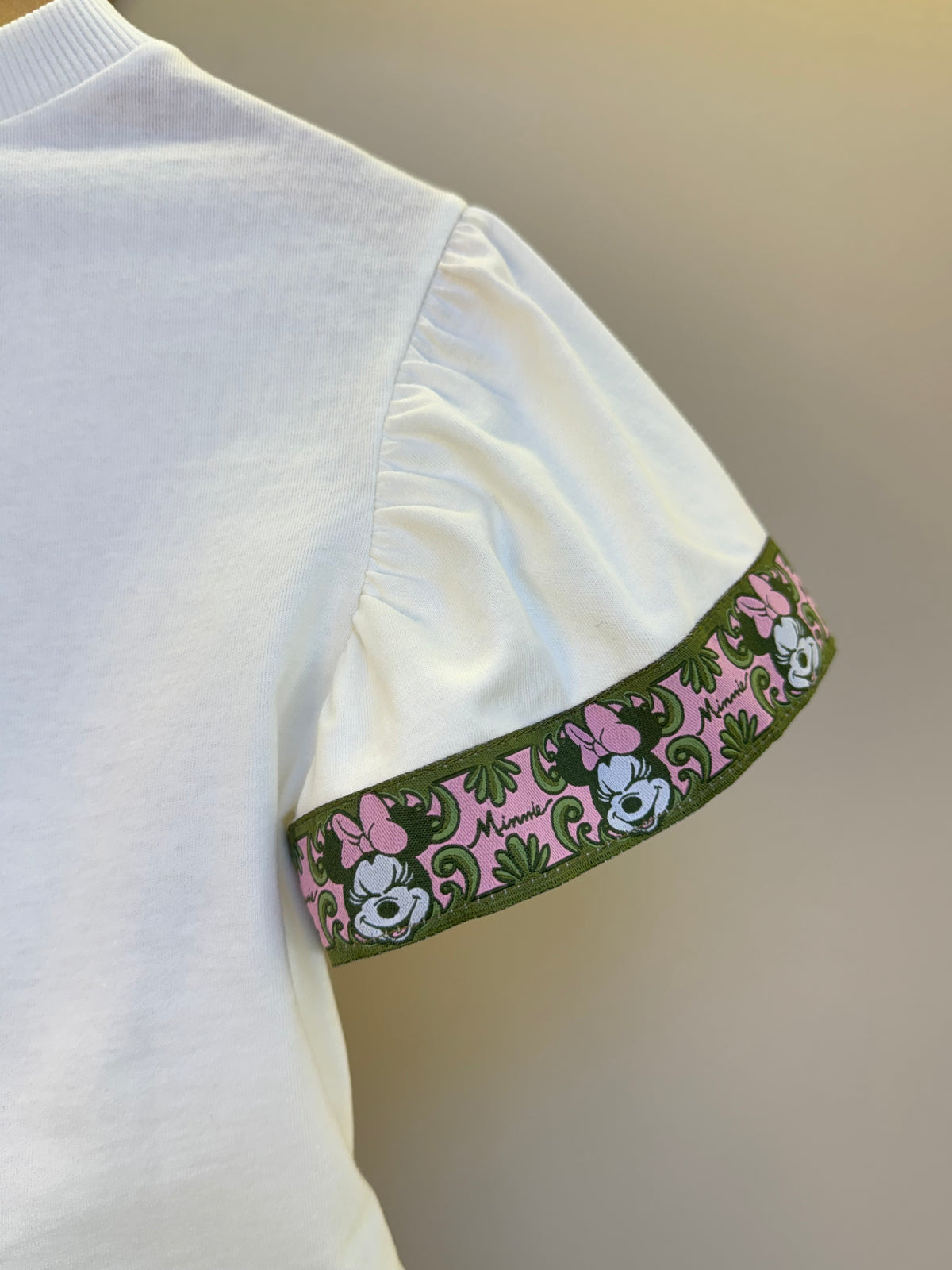 Conjunto Infantil Blusa Minnie Faixa Estilizada e Shorts Minnie Mouse Verde Forest - Animê