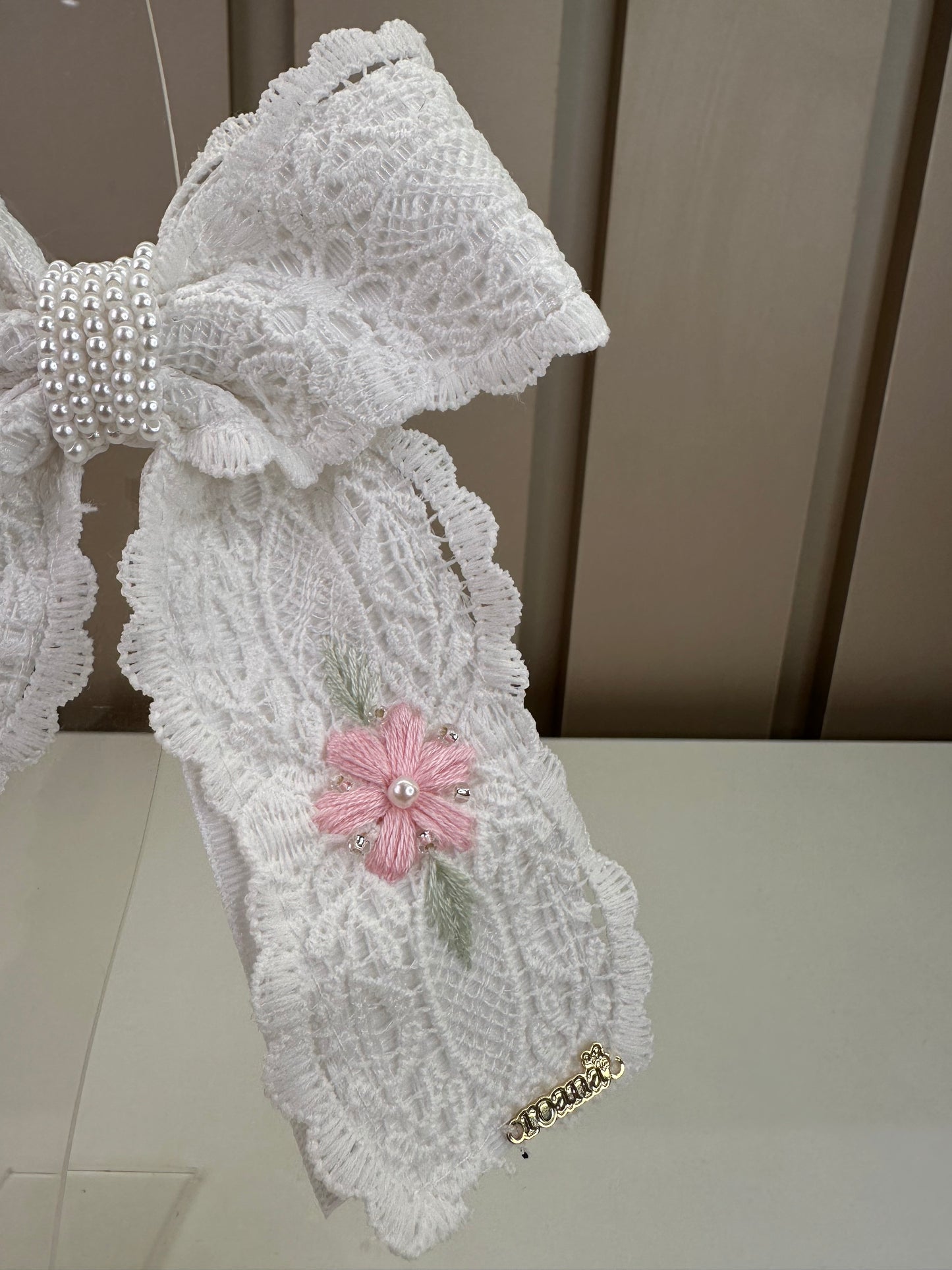Laço Infantil Duplo Revestido Renda Bordado Flor Miolo Pérolas Branco/Rosa - Roana