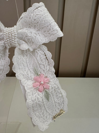 Laço Infantil Duplo Revestido Renda Bordado Flor Miolo Pérolas Branco/Rosa - Roana
