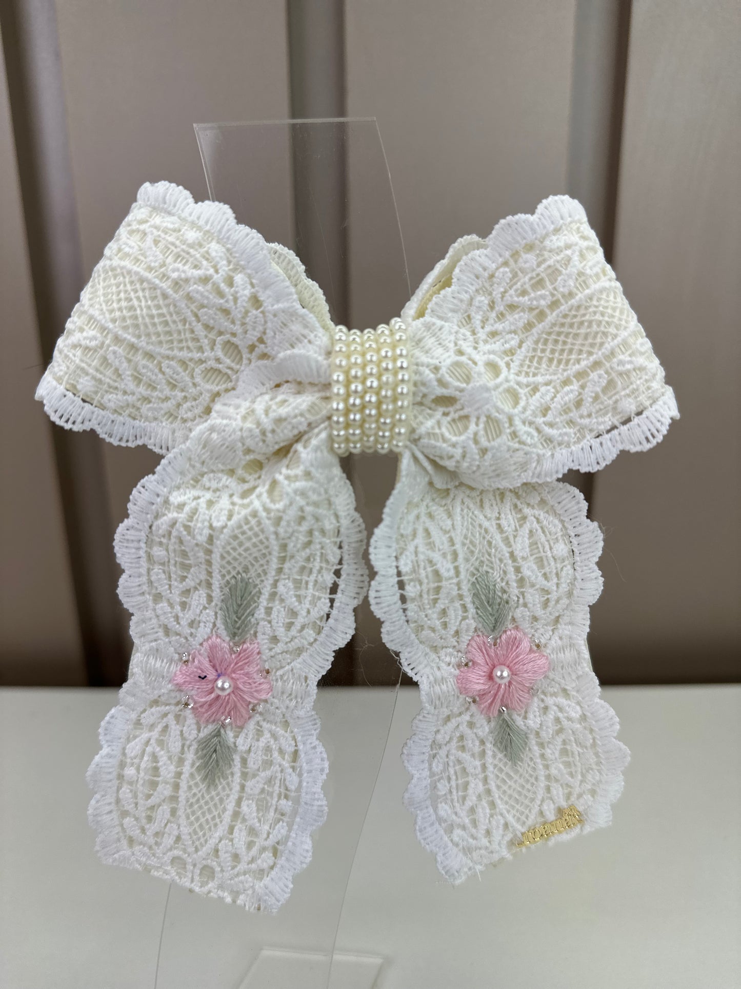 Laço Infantil Duplo Revestido Renda Bordado Flor Miolo Pérolas Marfim - Roana