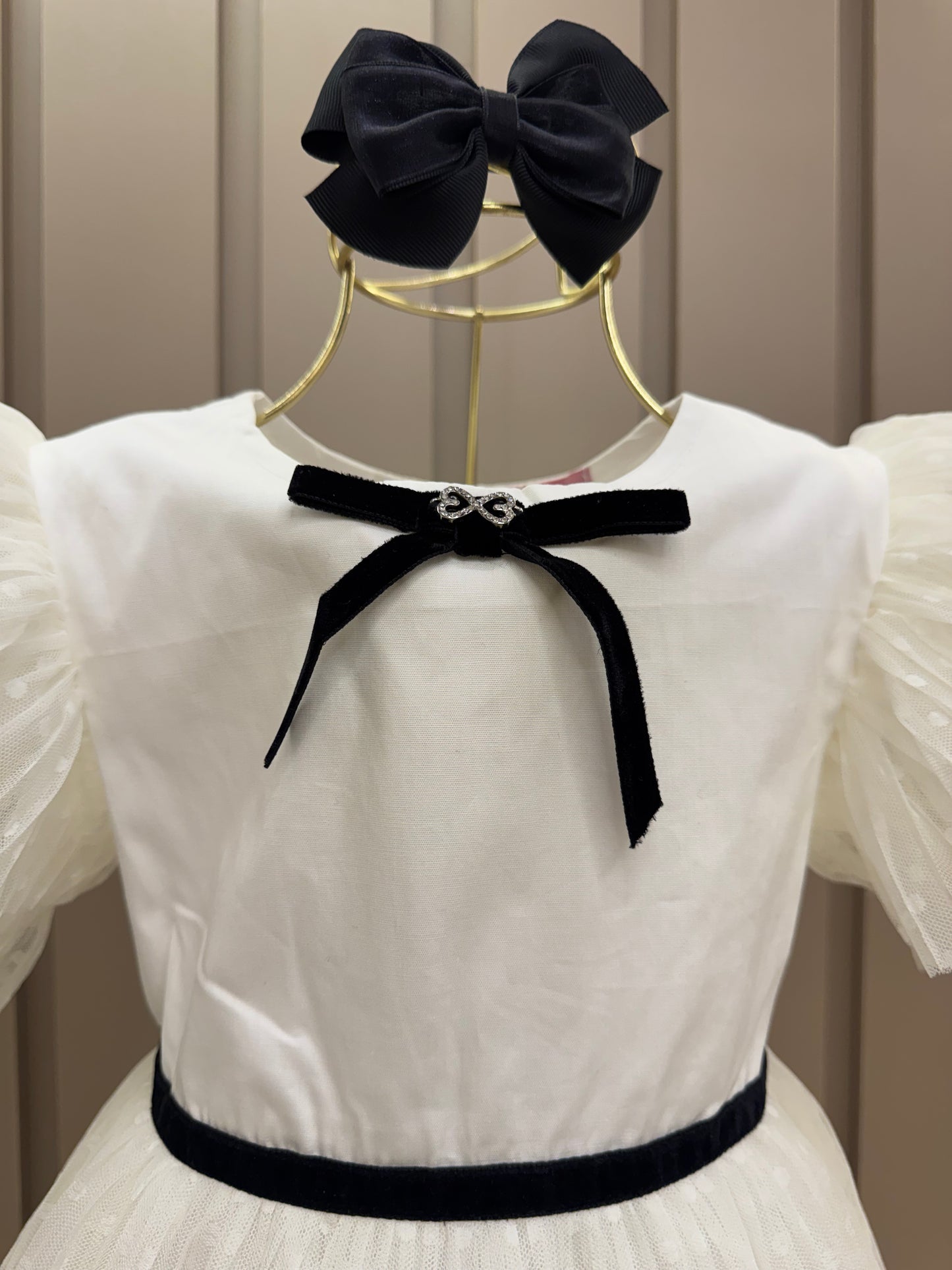 Vestido Infantil Conceito Tule Poá Rodado Aplicações e Laço Veludo Off White - Luluzinha