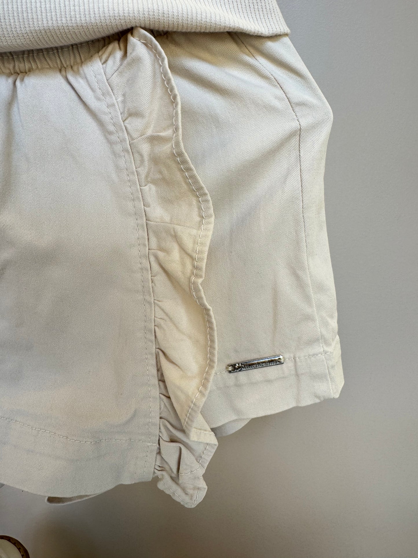 Conjunto Infantil Blusa Lacinho Bordado Bege e Saia-shorts Sarja Babadinho Bege - Pituchinhus