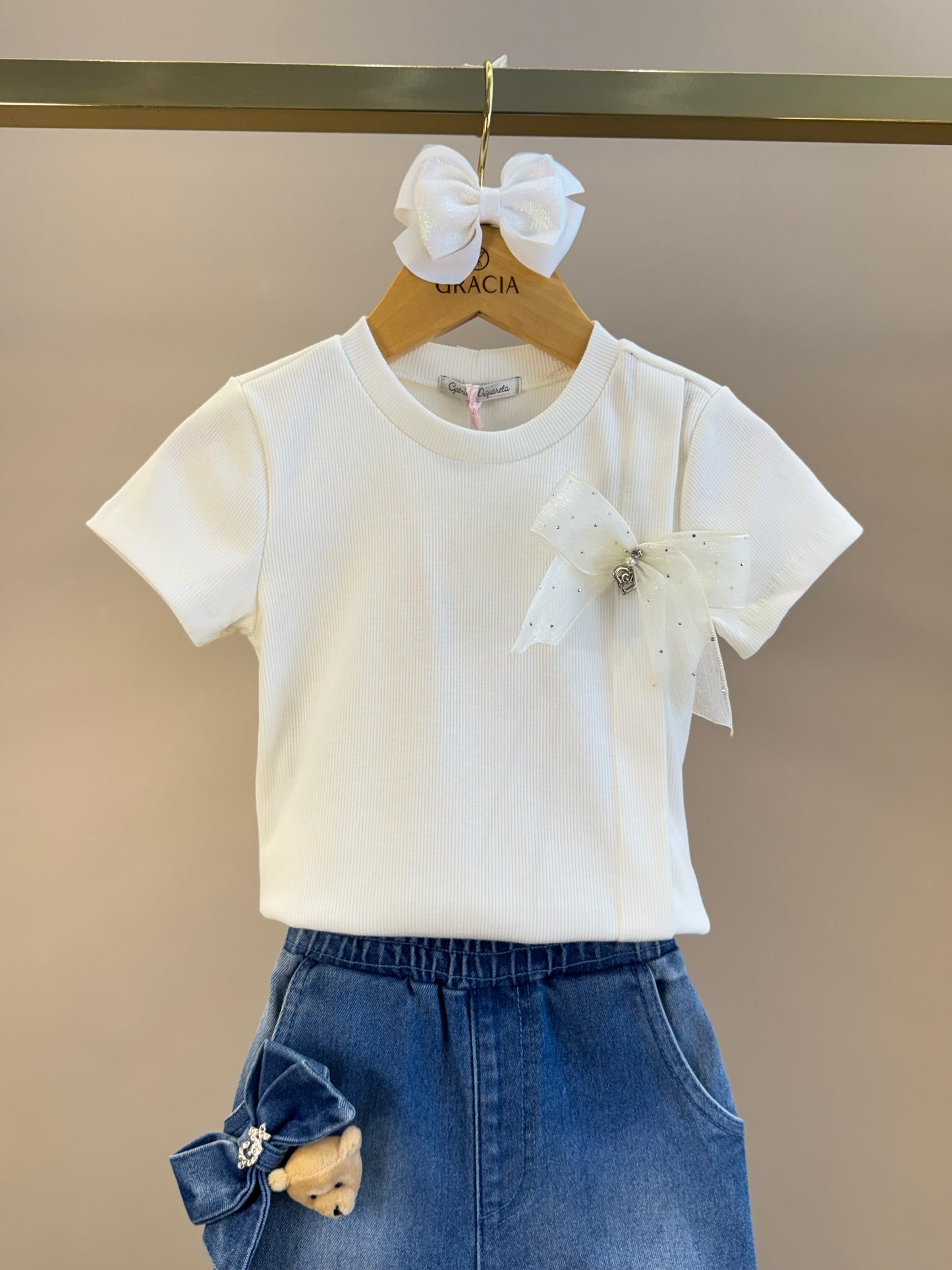 Conjunto Infantil Camiseta Off White Lacinho Tule e Calça Jogger Jeans Ursinho - Gabriela Aquarela